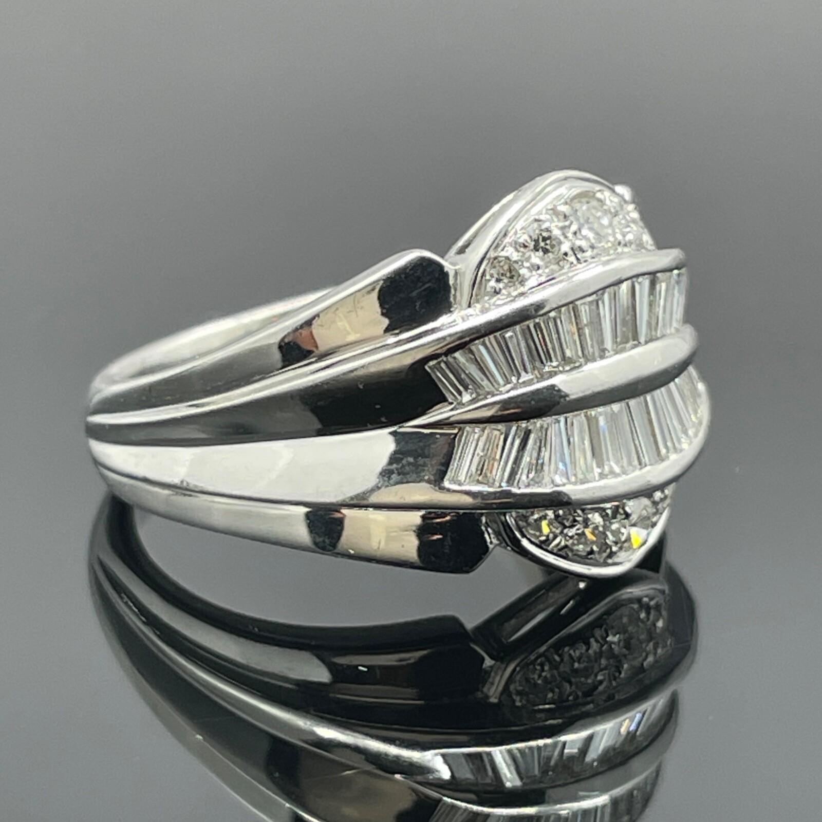 Taglio baguette Fascia in platino con diamante a baguette e diamante rotondo da 0,53 ct. in vendita