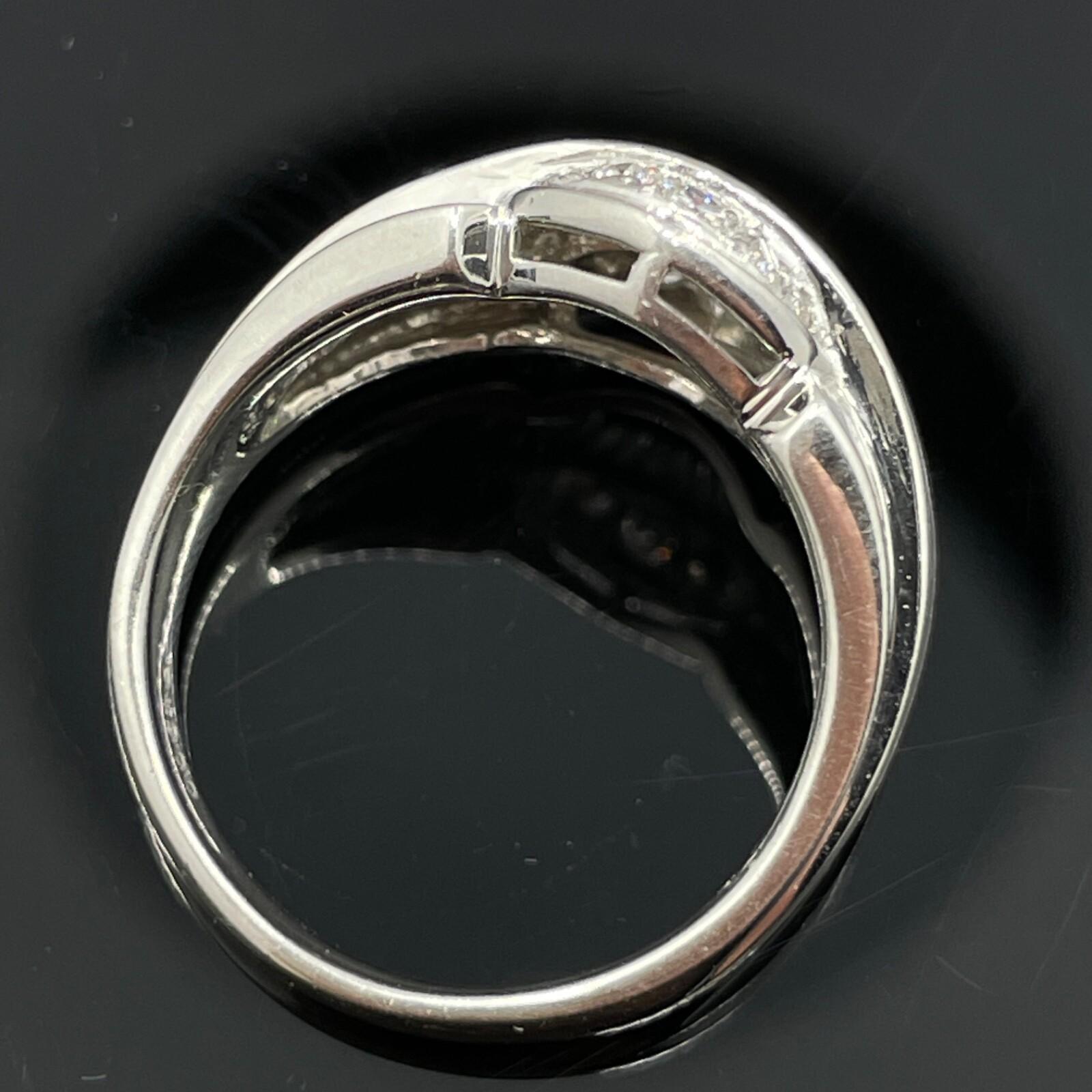 Fascia in platino con diamante a baguette e diamante rotondo da 0,53 ct. in vendita 2