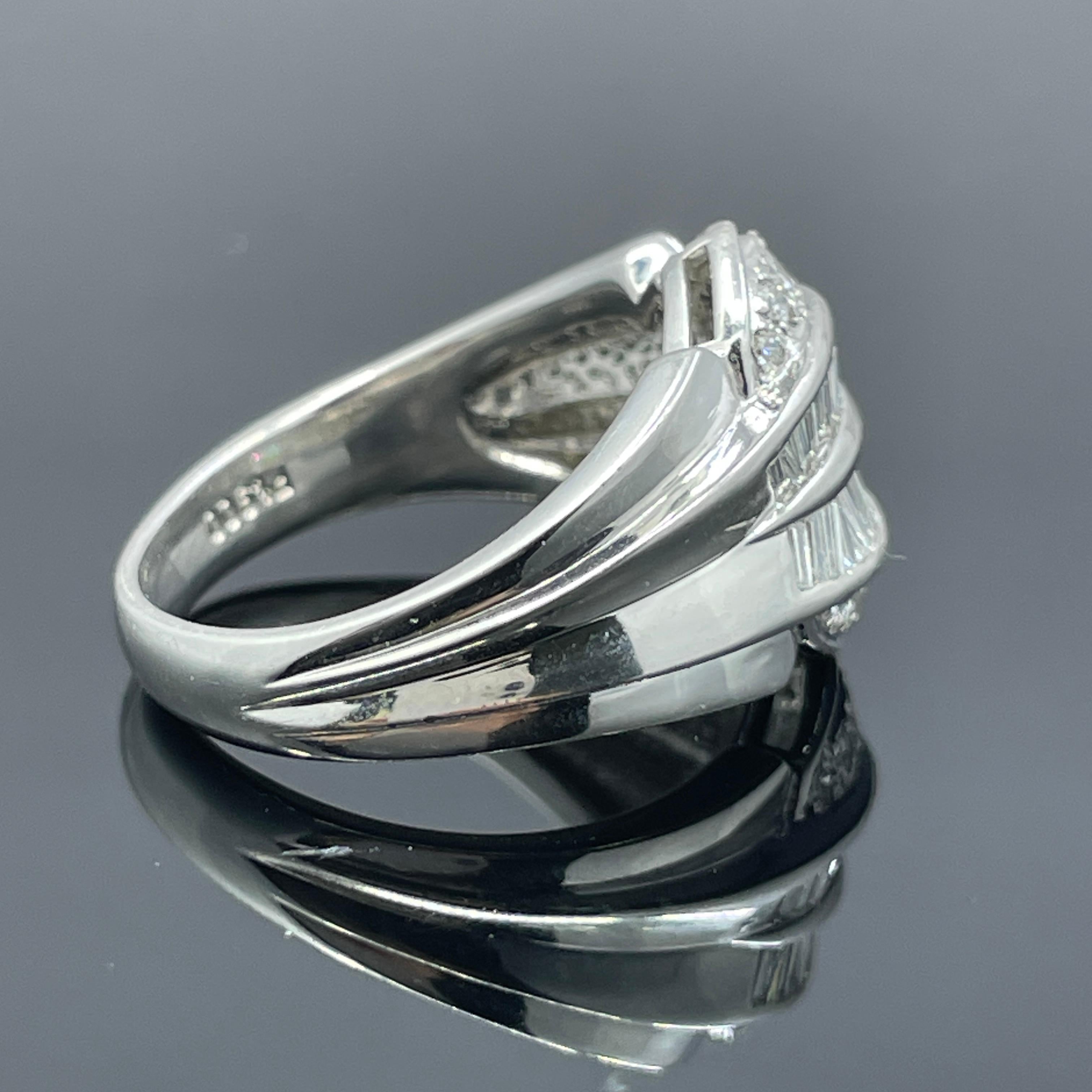 Donna Fascia in platino con diamante a baguette e diamante rotondo da 0,53 ct. in vendita