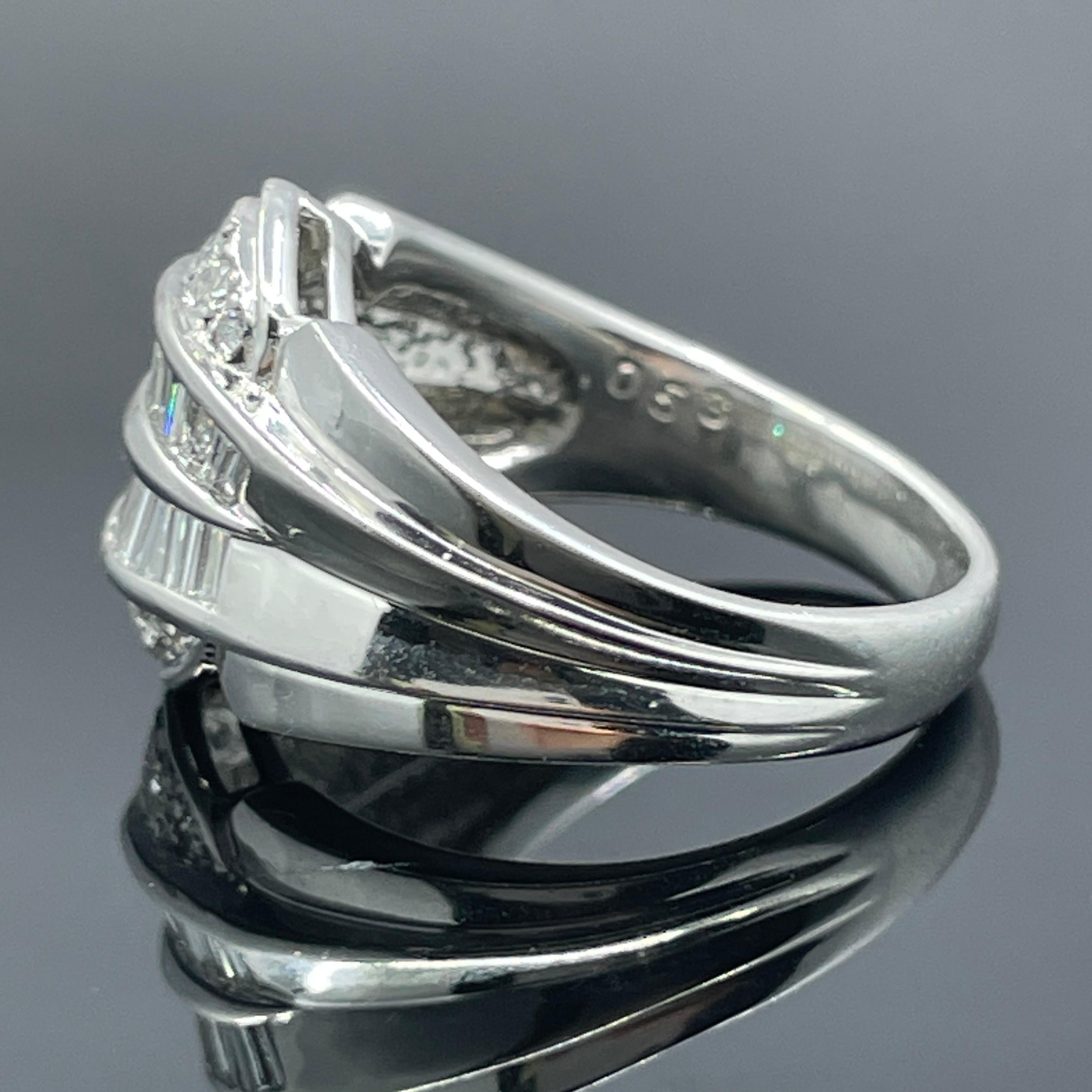 Fascia in platino con diamante a baguette e diamante rotondo da 0,53 ct. in vendita 1
