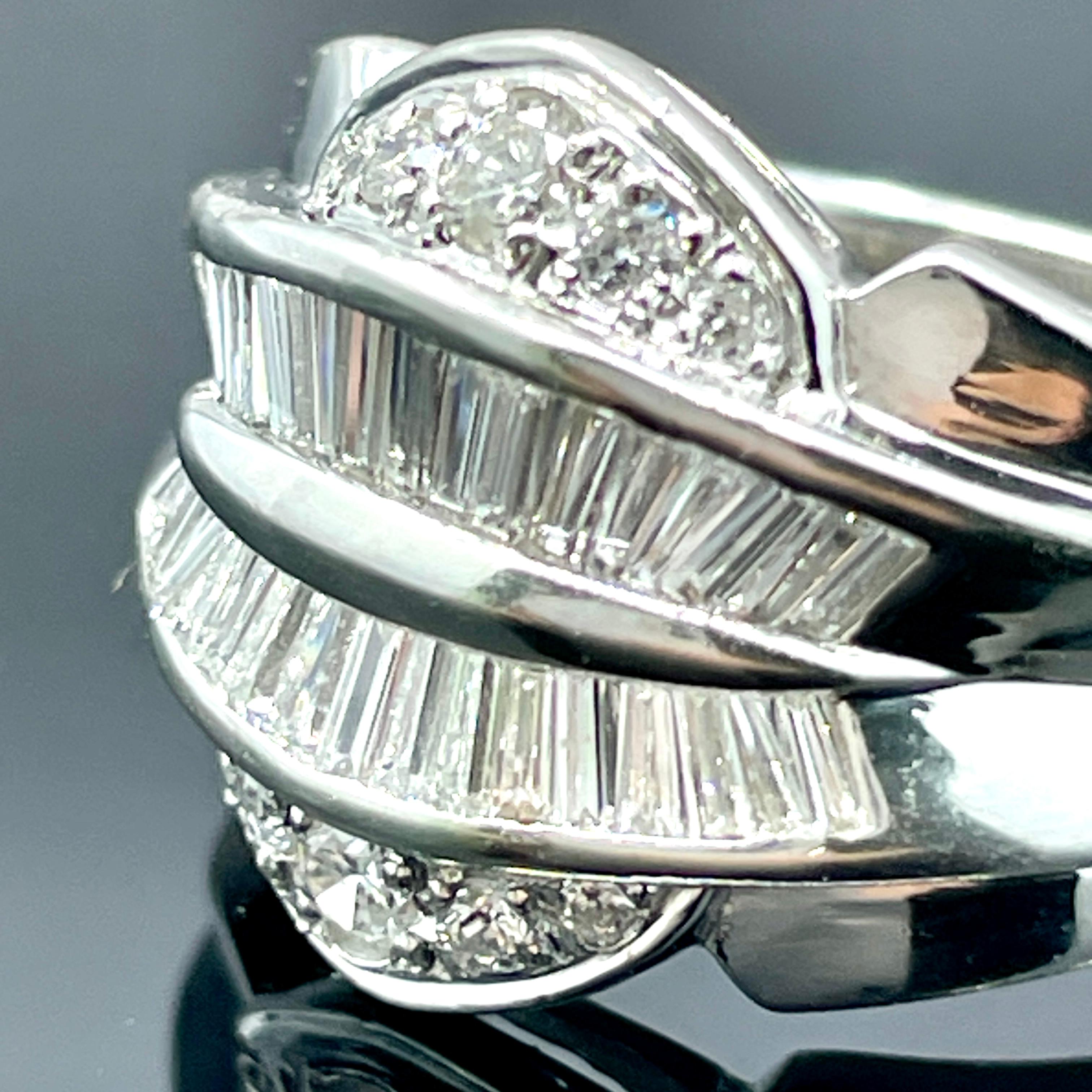 Anello a fascia in platino Estate con diamanti tondi e baguette

Con un design audace ma elegante, questo anello in platino di proprietà mette in mostra un'impressionante composizione architettonica di diamanti a taglio baguette e tondo brillante.