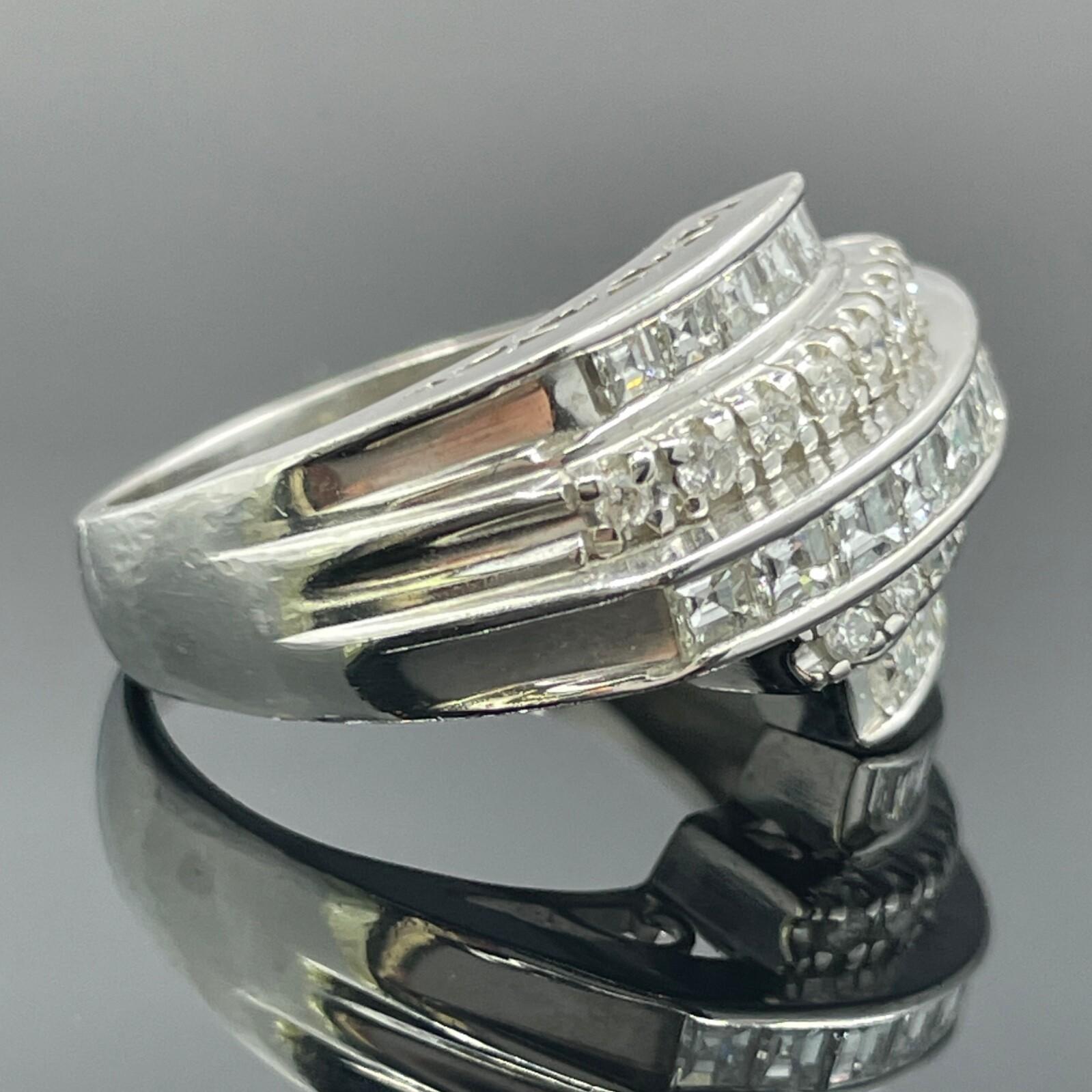 Quadrato Diamante Estate Taglio Carré e Brilliante Rotondo in Platino 1,01ctw in vendita