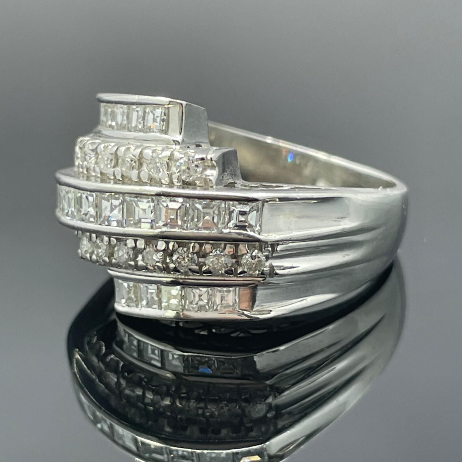 Anello di platino con diamanti taglio Carré e Brillianti - 1,01 Carati

Con un design audace e scultoreo, questo anello in platino di proprietà presenta cinque eleganti file di diamanti incastonati in una suggestiva formazione sfalsata. L'alternanza
