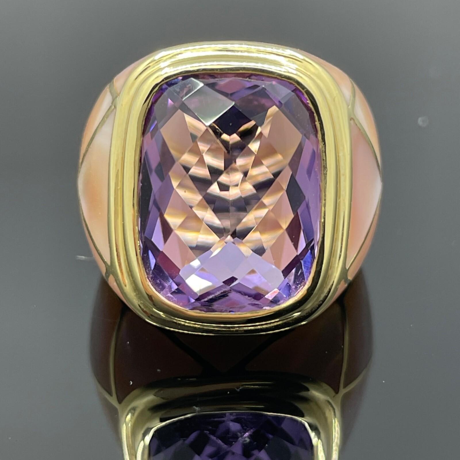 Anello di proprietà in oro giallo 14k con ametista da 9,46 carati e madreperla rosa intarsiata

Questo anello da cocktail di proprietà, sorprendente e scultoreo, mette in mostra un'ametista a cuscino del peso stimato di 9,46 carati, tagliata con un