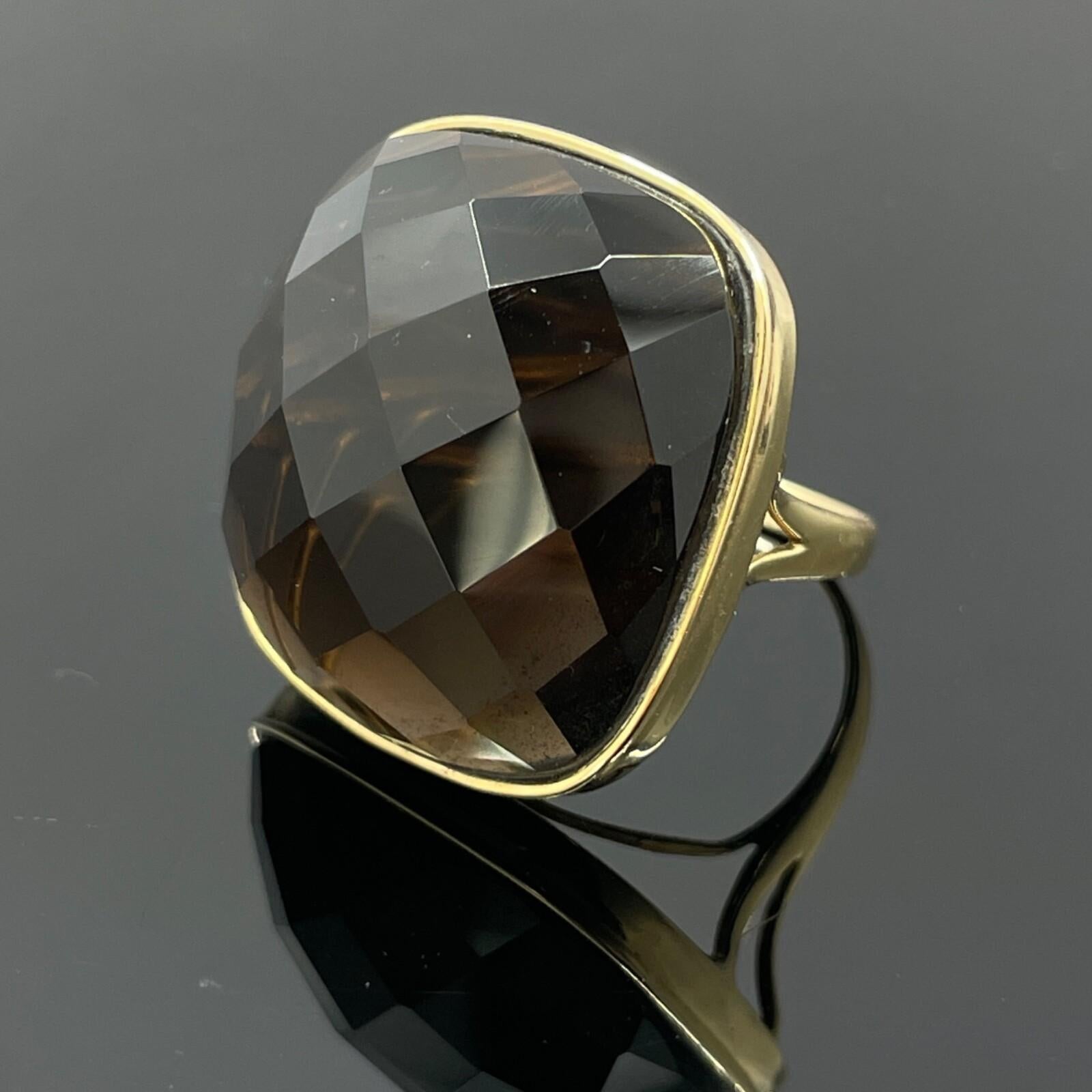 Anello in oro giallo 14k con quarzo fumé grande e tagliato a scacchiera

Questo audace anello in oro giallo 14k presenta un grande quarzo fumé di circa 20 mm di lato. Il quarzo è tagliato con una sfaccettatura a scacchiera che riflette la luce da