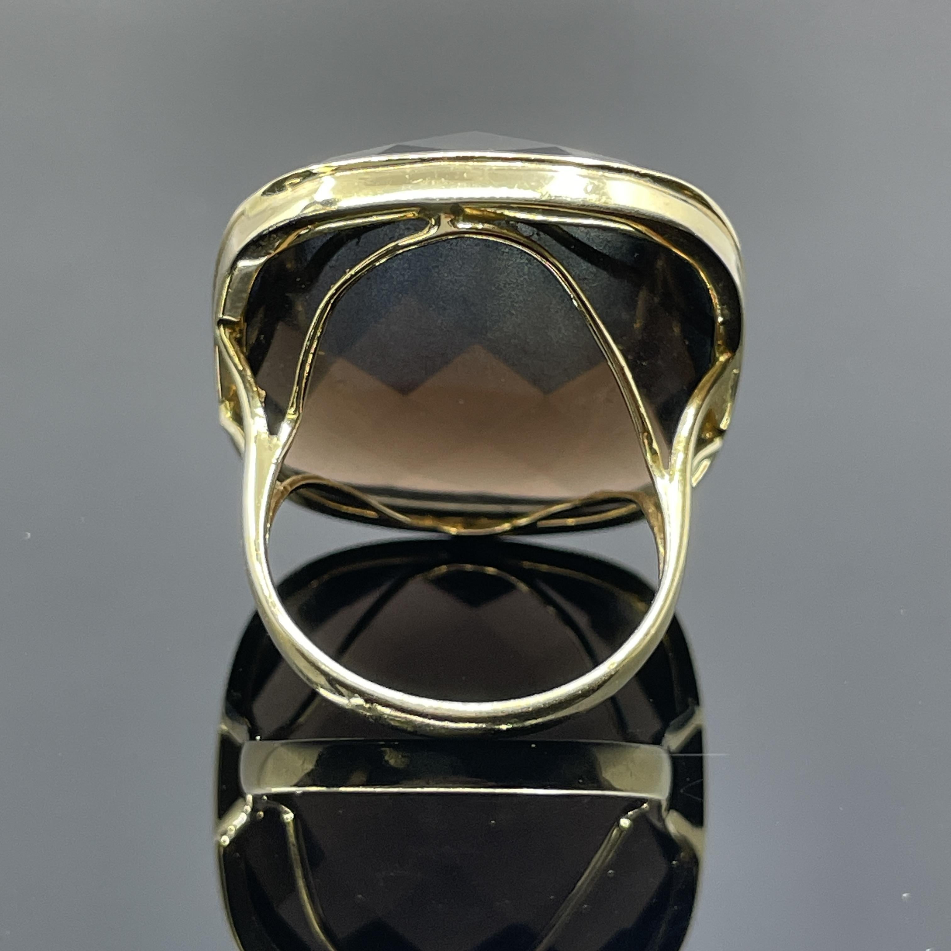 Anello in oro giallo 14k con cabochon a scacchiera di quarzo fumé di grandi dimensioni in vendita 1