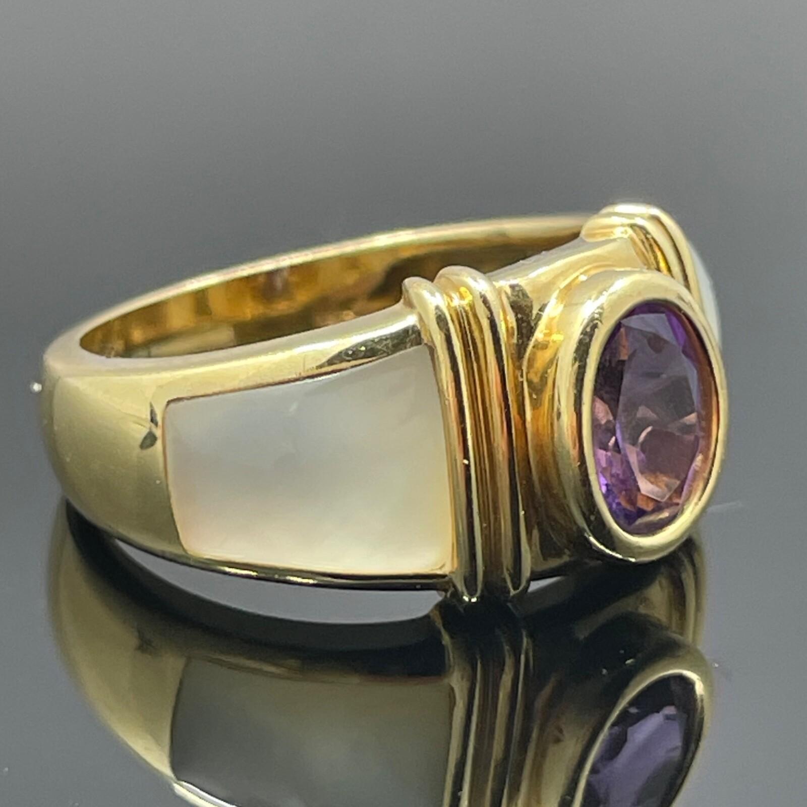 Anello con ametista e madreperla in oro giallo 14k di design immobiliare

Un anello di design unico realizzato in oro giallo 14k, con un'ametista ovale incastonata che pesa circa 0,75 carati. La ricca gemma viola è affiancata da spalle in madreperla