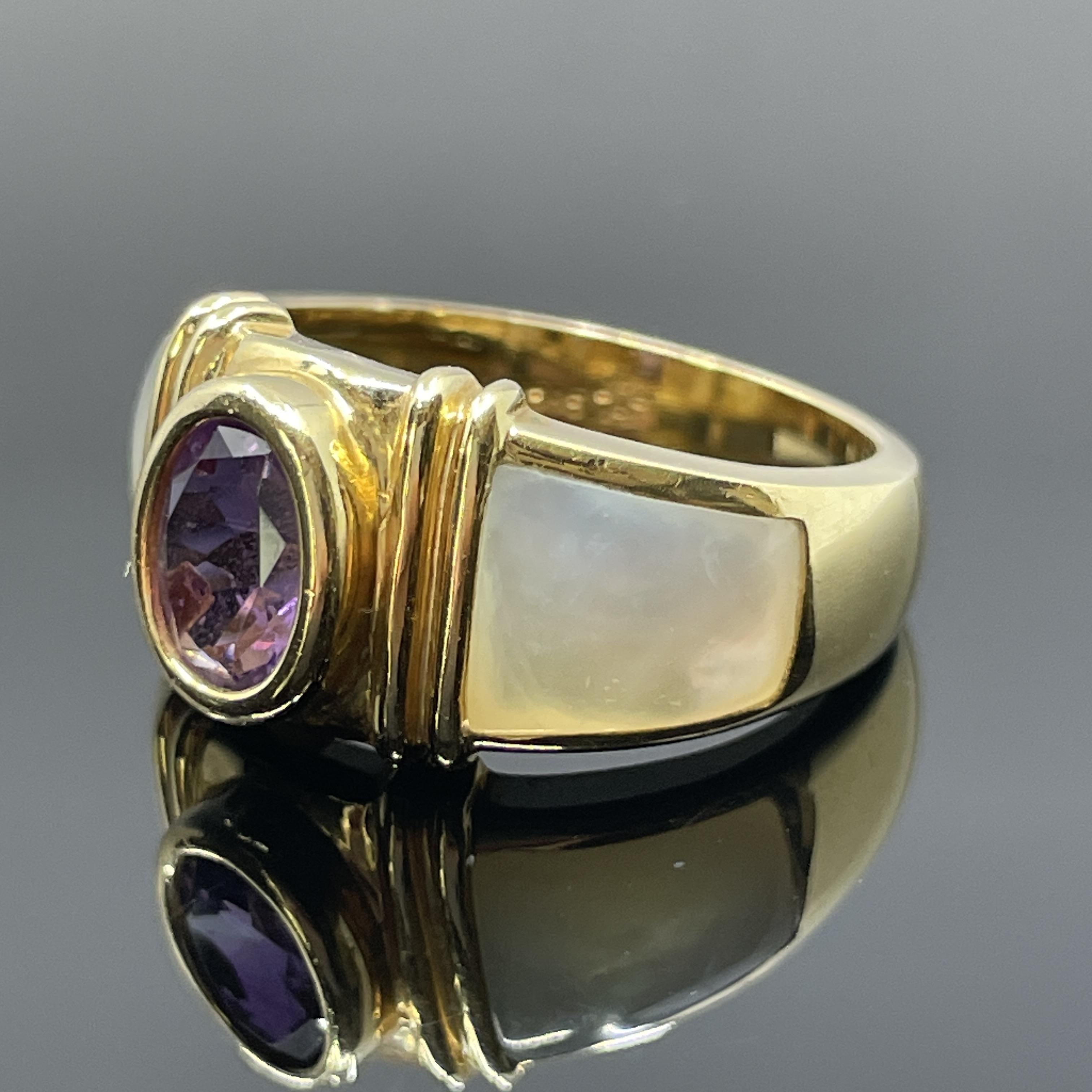 Taglio ovale Anello di design Estate con ametista e madreperla in oro giallo 14k in vendita