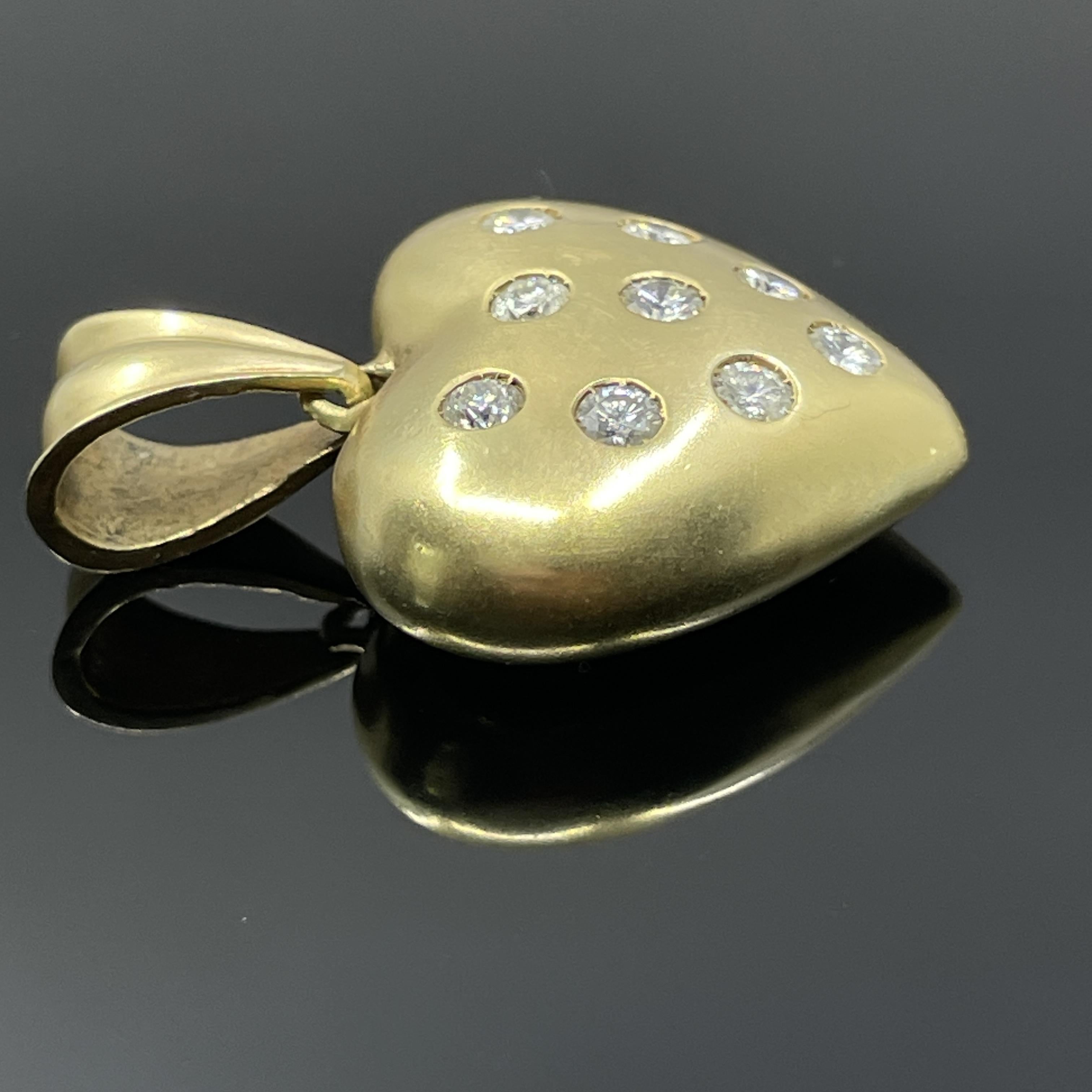 Taglio rotondo Ciondolo a cuore gonfio con diamante Estate in oro giallo 14k in vendita