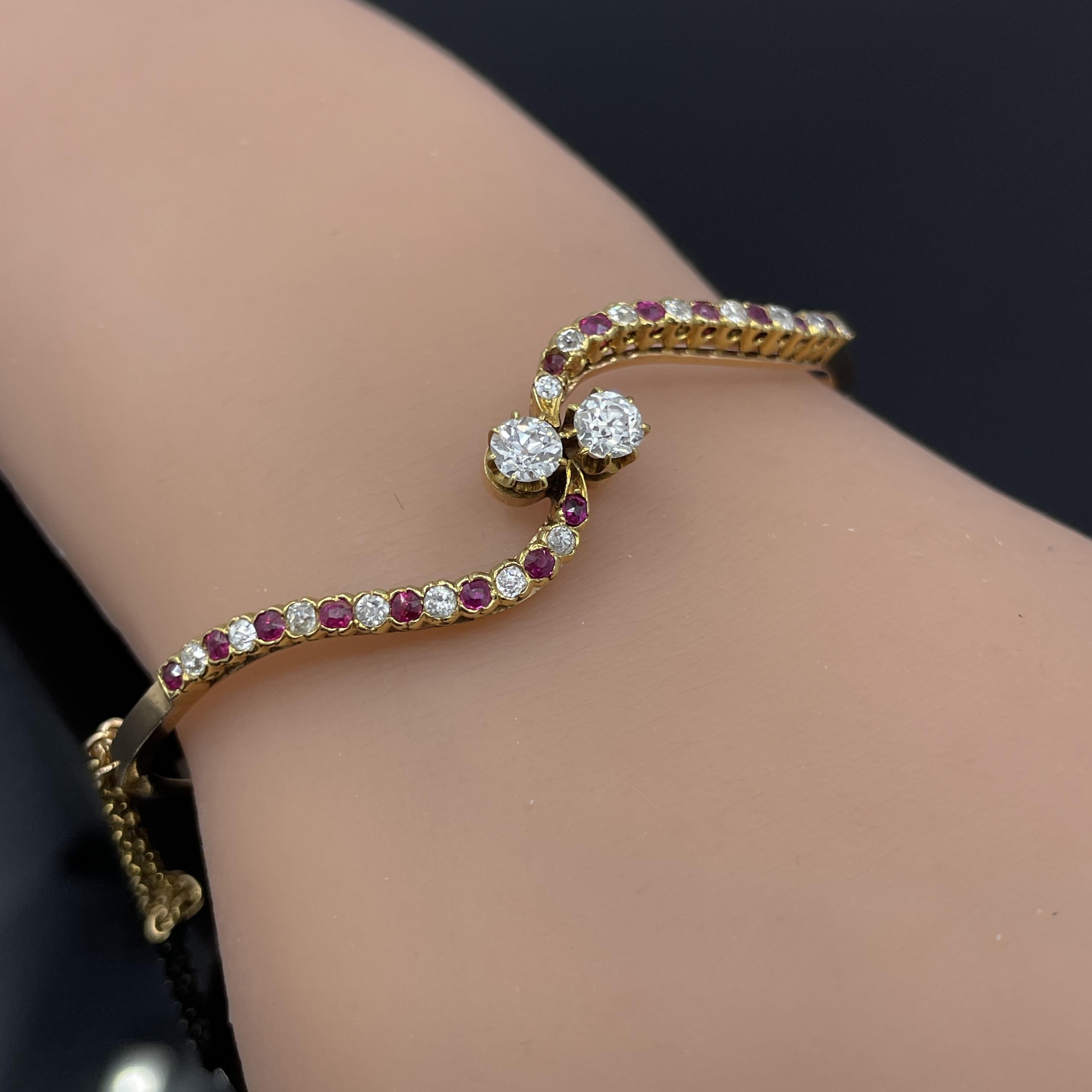 Antiguo brazalete victoriano de diamantes y rubíes de oro rosa de 14k en venta 3