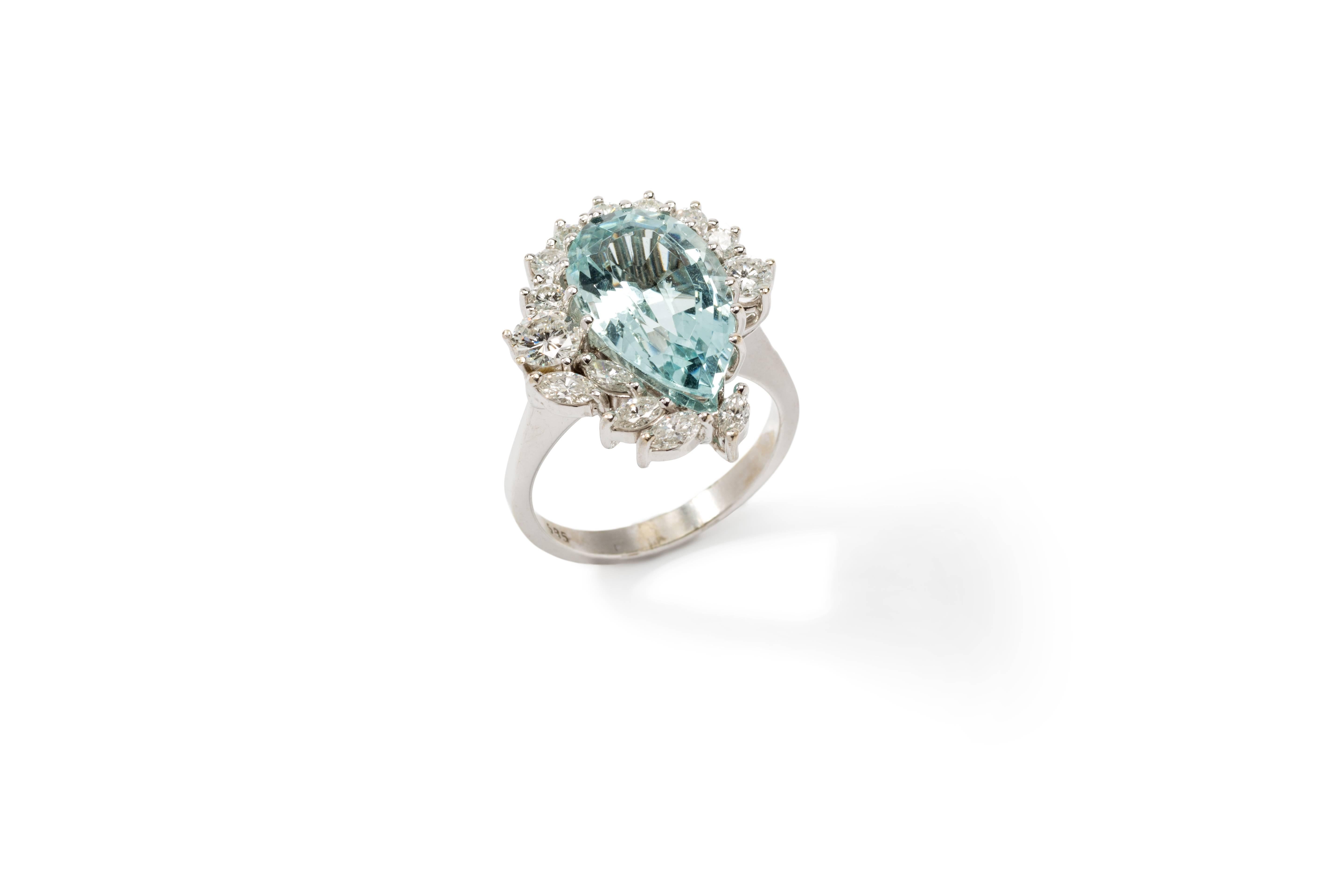 Set with aquamarine weighing circa 6,60 ct., surrounded by 8 brilliant-cut diamonds and 5 navette-cut diamonds weighing ca. 1,42 ct. Mounted in 14 K white gold. Marked with the purity 585. Total weight: 7,21 grams.
Measurements: 0.91 x 0.79 in ( 2,3