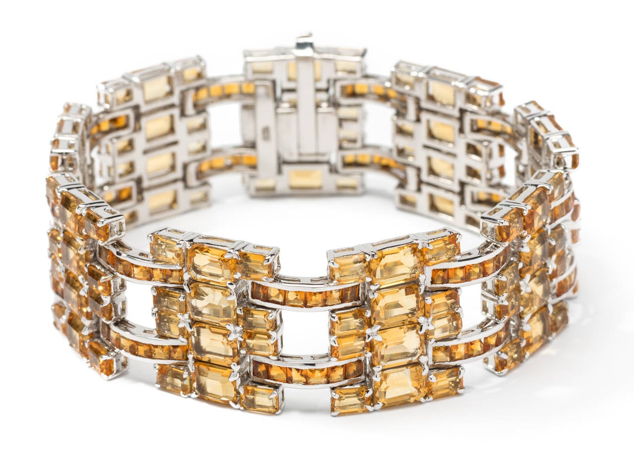 18 carat white gold modern bracelet with 216 square-cut and emerald-cut citrine weighing approximately 51,46 carats. Marked on the clasp: 18K. Weight: 49,02 grams. Length: 7.28 in ( 18,5 cm ), Width: 0.79 in ( 2 cm )
