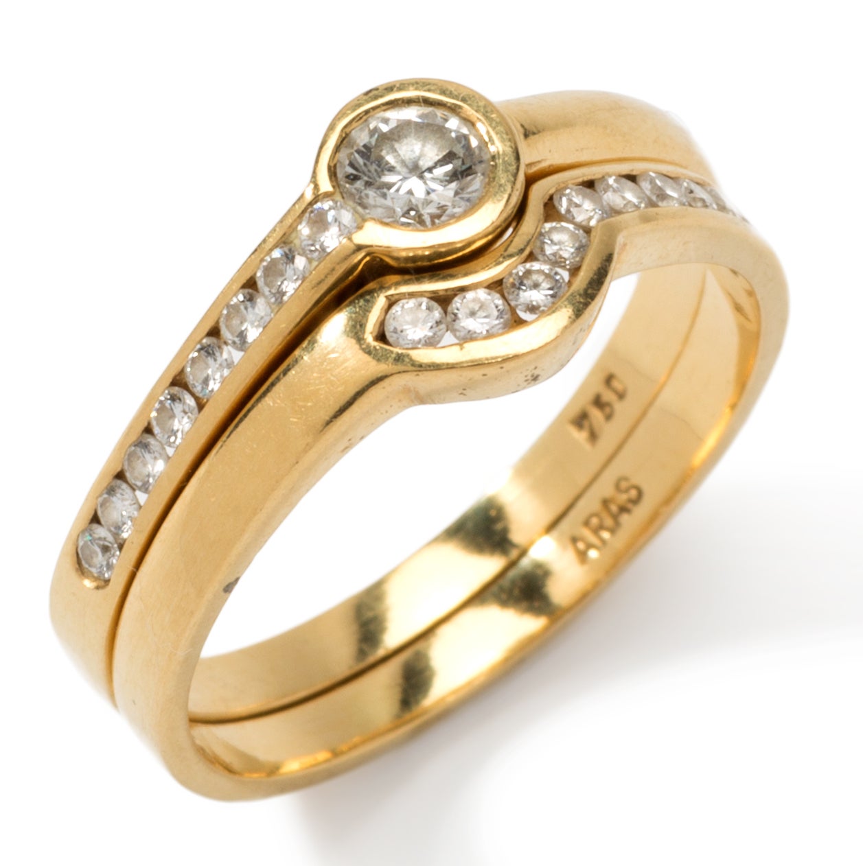 Set of two rings: 21 brilliant-cut diamonds weighing ca. 0,46 ct. Mounted in 18K yellow gold. Hallmarked with ARAS 750. Total weight: 4,03 g. Ring size: 52 ( US 5 3/4 ). Resizable