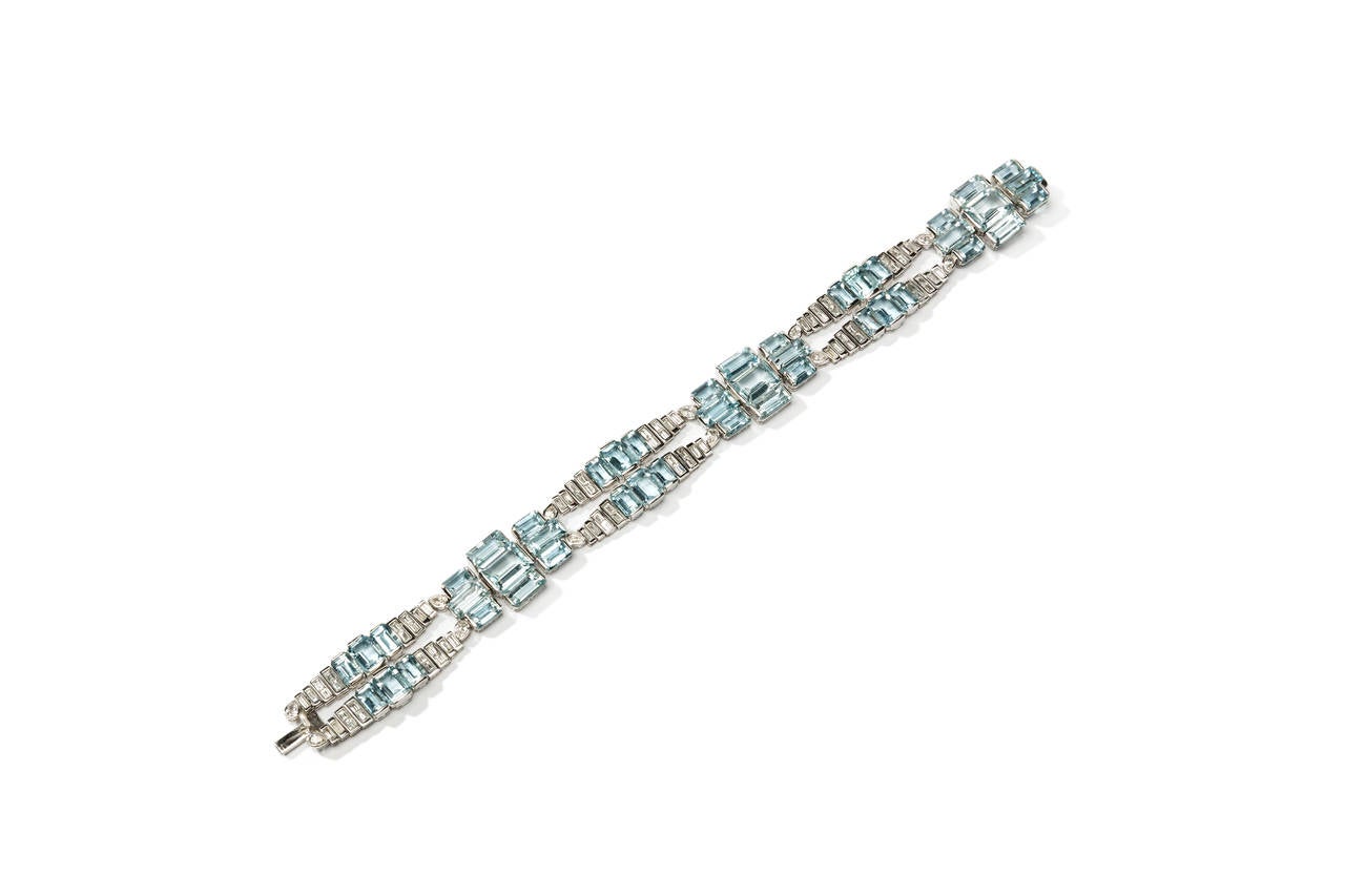 Modern design, Italy ca. 1965. Set with 45 emerald-cut aquamarine weighing 33,33 ct., 12 tear drop shaped diamonds weighing 0,77 ct. and 72 baguette-cut diamonds weighing 2,08 ct. In 18 K white gold. Marked on the clasp: 18K. Total weight: 36.84 g.
