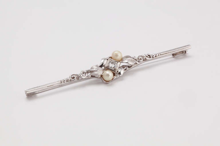 Made in Germany in 1930's. With 1 brilliant-cut diamond weighing circa 0,20 ct. 
and 2 oriental pearls in diameter of 4,3 mm. Mounted in 14 carat white gold. Hallmarked: 585. 
Weight: 5,90 g. Length: 3.03 in ( 7,7 cm )