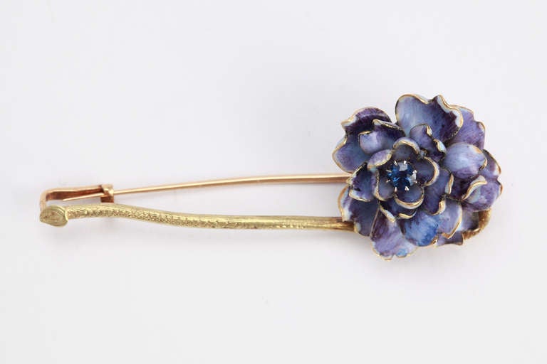 This fine 18 carat yellow gold Tiffany & Co brooch was made by the famous jeweler around 1910. On the tip of a fine golden stem sits the beautiful flower with its enameled leafs in a luscious purple. The leaves run from white into a deep purple and