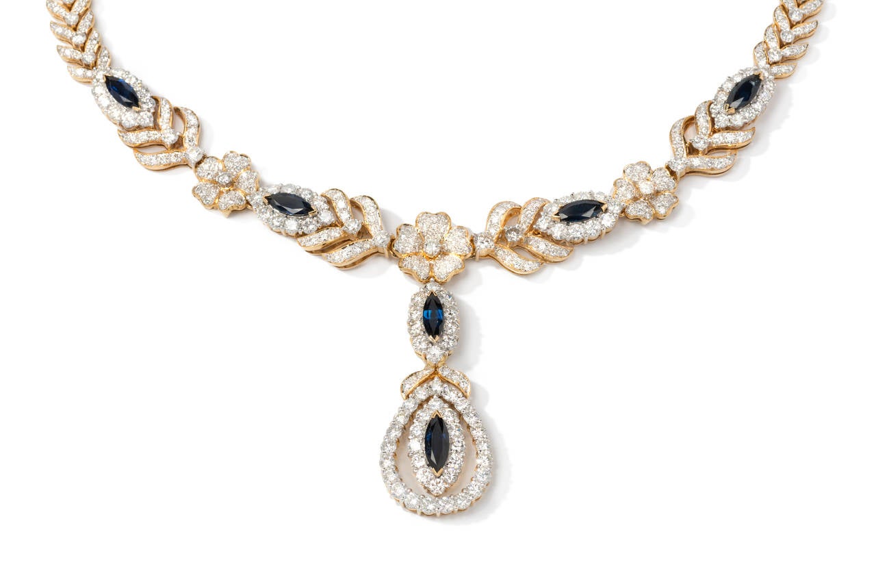 Front with all-round floral leaf links, interrupted by naturalistically executed flowers and six surrounded sapphire navettes weighing total circa 6,00 carats, drop-shaped finish. Set comprising about  686 top-quality diamonds with a total weight of