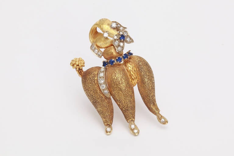 The 23 diamonds weighing approximately 0,74 ct. The fine chiseling in the gold symbolizes the structure of the fur that has even been treated differently on breast and tail. The diamonds highlight the anatomical details and the 6 sapphires the