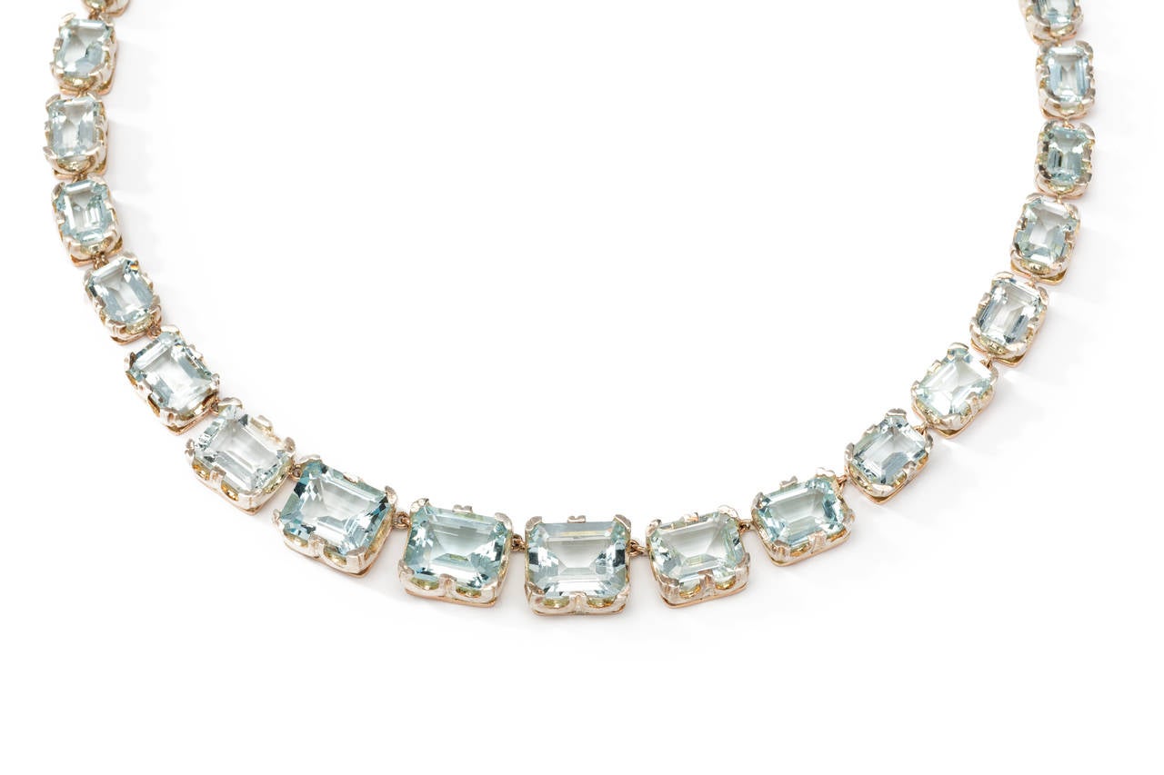 Set with 33 ice blue emerald-cut aquamarines weighing circa 90 ct. Mounted in 14 carats white- and yellow gold. Total weight: 54,13 g. 
Length: 16.54 in ( 42 cm )