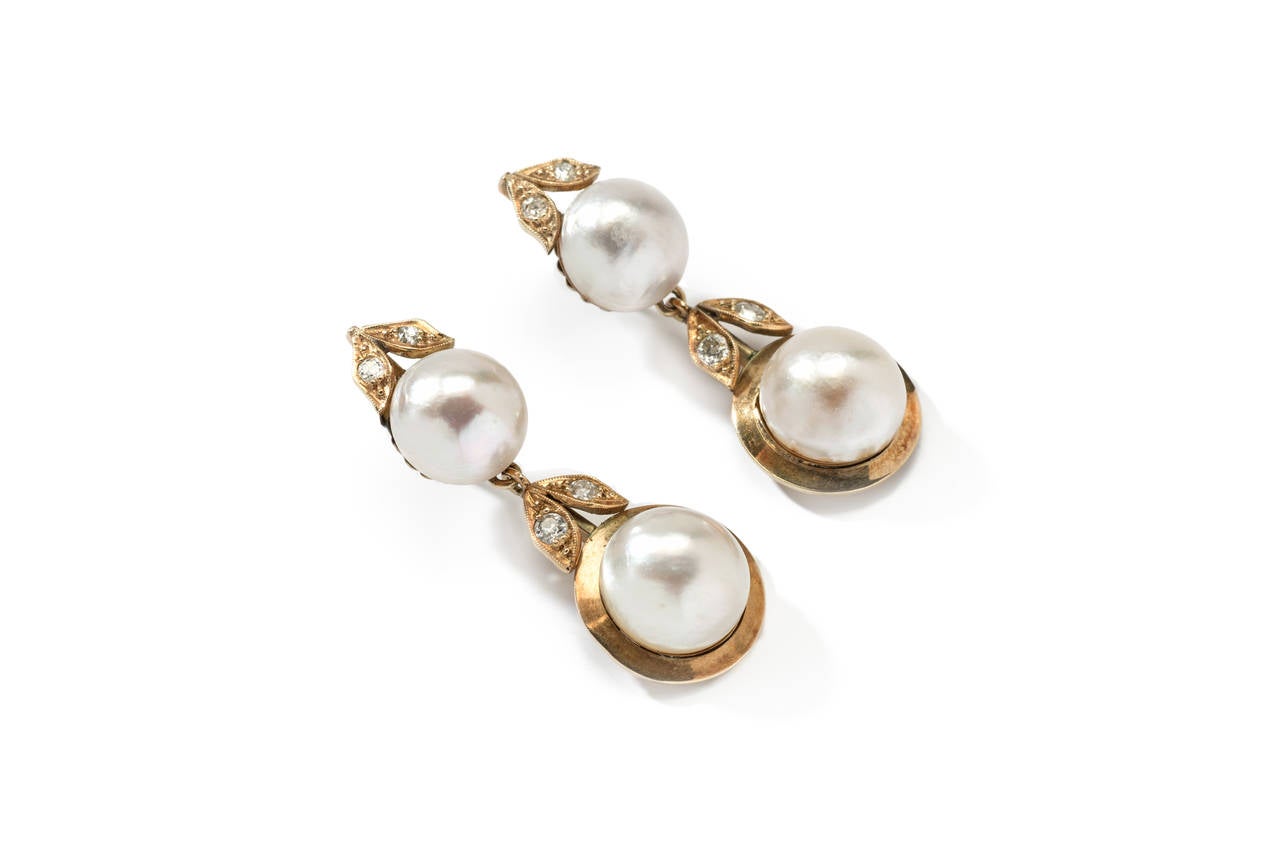 Europe around 1920. Each earing is adorned with two fine mabe pearls and four old cut diamonds weighing circa 0,48 carat. Made in 14K yellow gold. Hallmarked on the scraw back: 585
length: 1.57 in ( 4 cm ), total weight: 11,4g