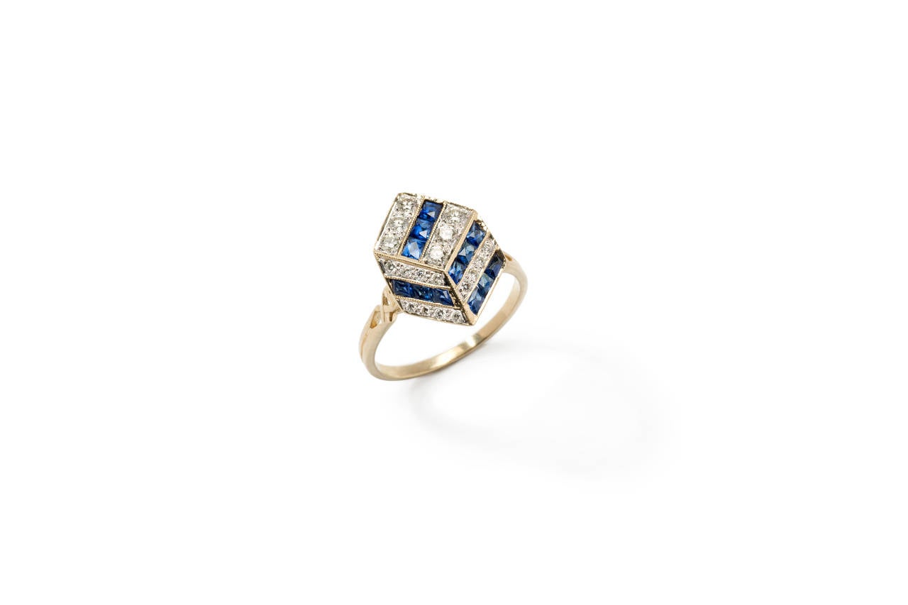 Impressive geometric design with 18 diamonds in brilliant-cut weighing 0,30 carat, 9 sapphires in french-cut with a total weight of circa 1,47 ct. Mounted in 18K white gold. Hallmarked with the purity 18K. Weight: 2.72 g. Ring size 52.5, ( 6,5 US )