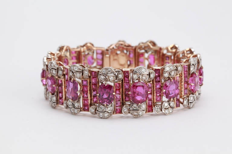 An attraktive design of 1930s.150 diamonds weighing ca. 4,95 carats, 15 ceylon-cut pink sapphires weighing approximately 21,06 cts and 126 pink sapphires in a square-cut. Mounted in 18k white- and yellow gold.
weight: 50,04 g, width: 0.87 in ( 2,2