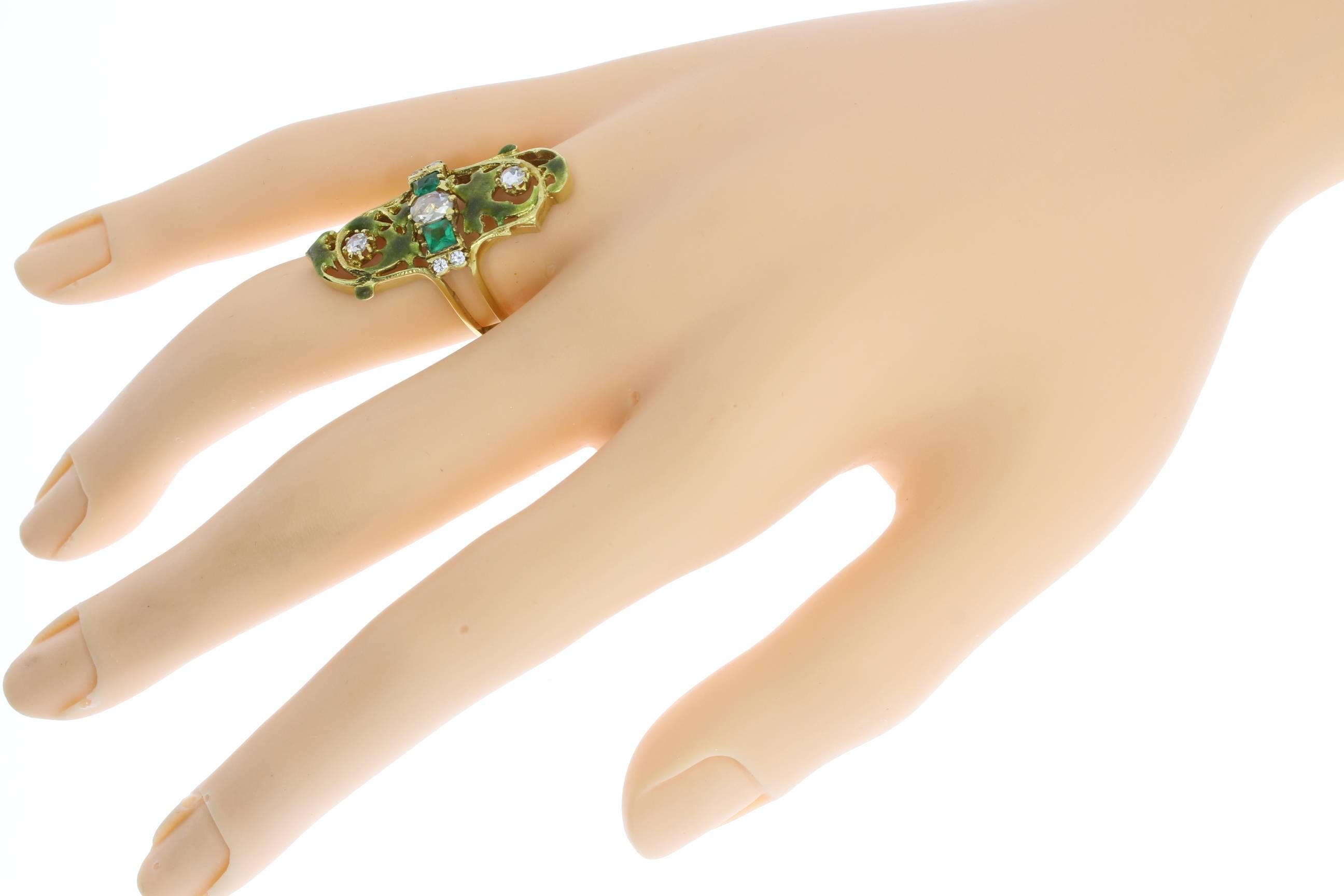 Art Nouveau Emerald and Diamond Gold Ring In Excellent Condition For Sale In Berlin, DE