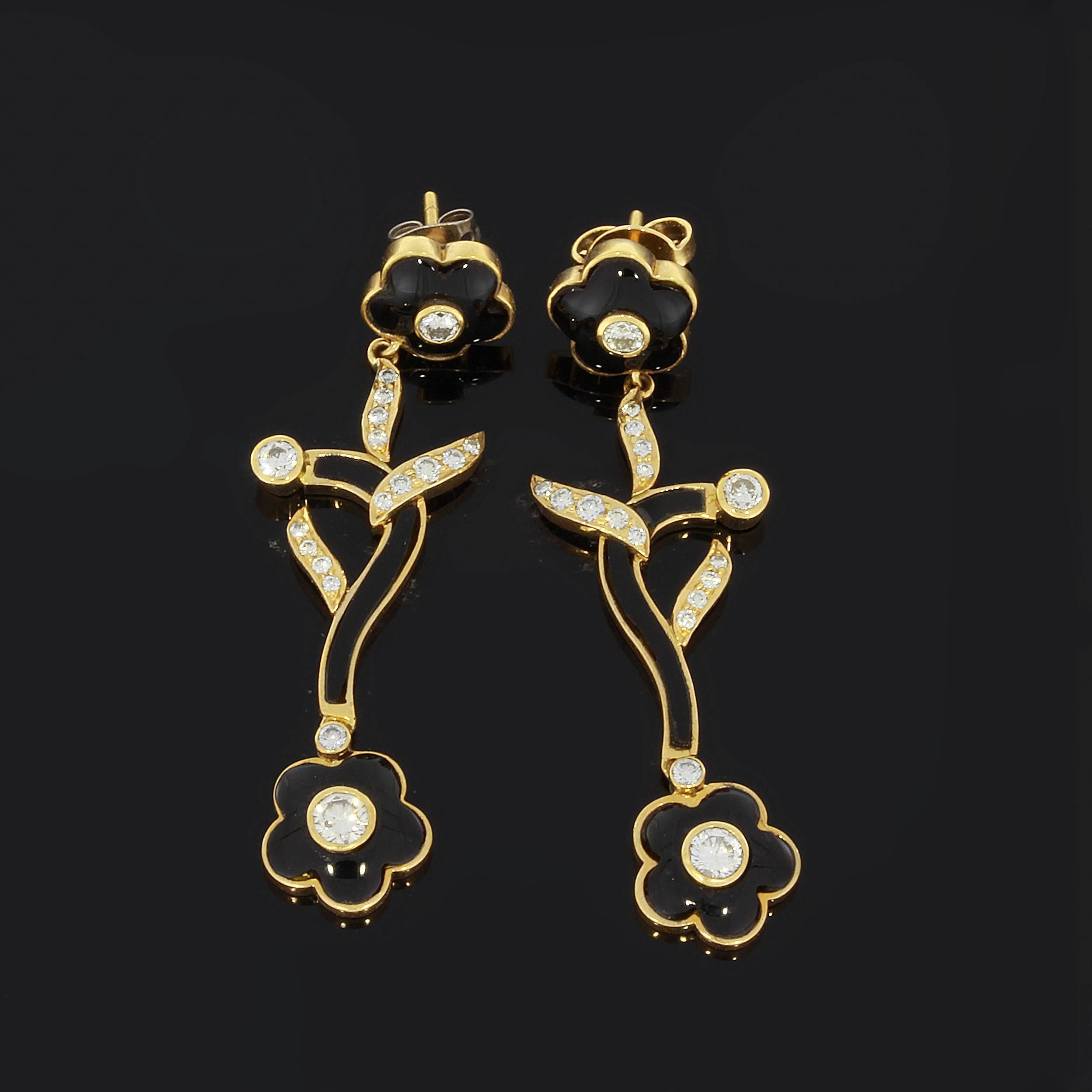 Flower form. Onyx decorated with 34 diamonds weighing circa 1,56 carats. Mounted in 18K yellow gold. 
Total weight: 14,88 grams. Length: 2.24 in ( 5,7 cm )