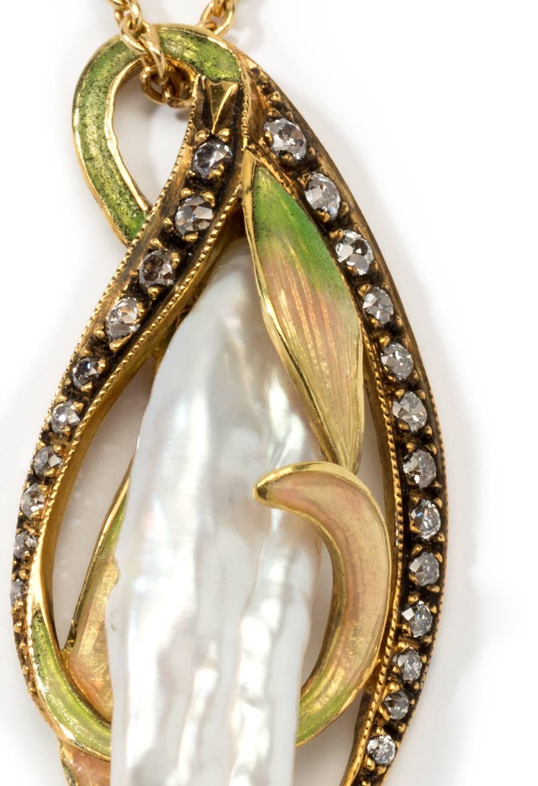 Un exemple impressionnant de bijou Art Nouveau. Avec une grande perle baroque ( 0.98 in ; 2,5 cm ), émaillée 
avec 23 diamants taille ancienne pesant 0,37ct. or jaune 18K. Poids : 5,12 g (sans chaîne). 
Dimensions du pendentif : 1.38 x 0.63 in ( 3,5