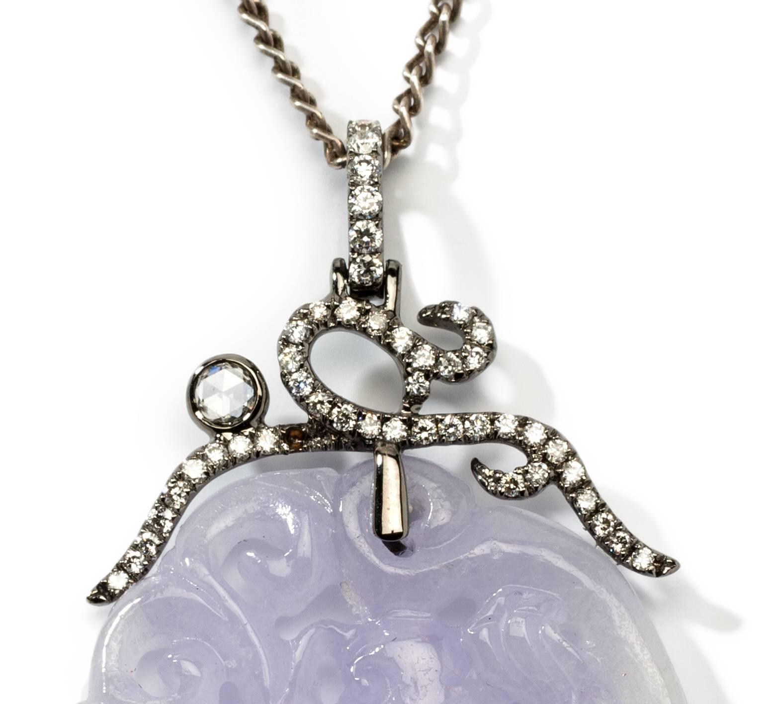 Hongkong, 1950er Jahre. Violette Jade mit beidseitig geschnitztem Fabelwesen. Oben verziert mit 48 Diamanten von ca. 1,03 Karat. Montiert in 18K Weißgold. Rhodanisiert. Auf der Rückseite gestempelt: 750. Gesamtgewicht: 11,83 g. Abmessungen des