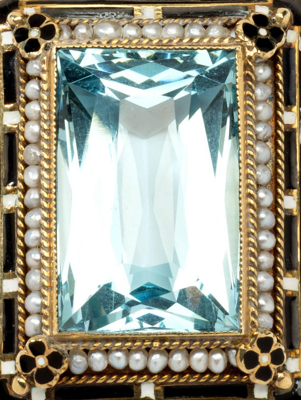 Europe, about 1910. 2 scissors-cut aquamarine weighing 0,66 carats and 20,38 carats. Surrounded with oriental pearls, enameled. Mounted in 18K yellow gold. Total weight: 25,73 grams. 
Pendant measurements: 1.85 x 0.94 in ( 4,7 x 2,4 cm ). Length