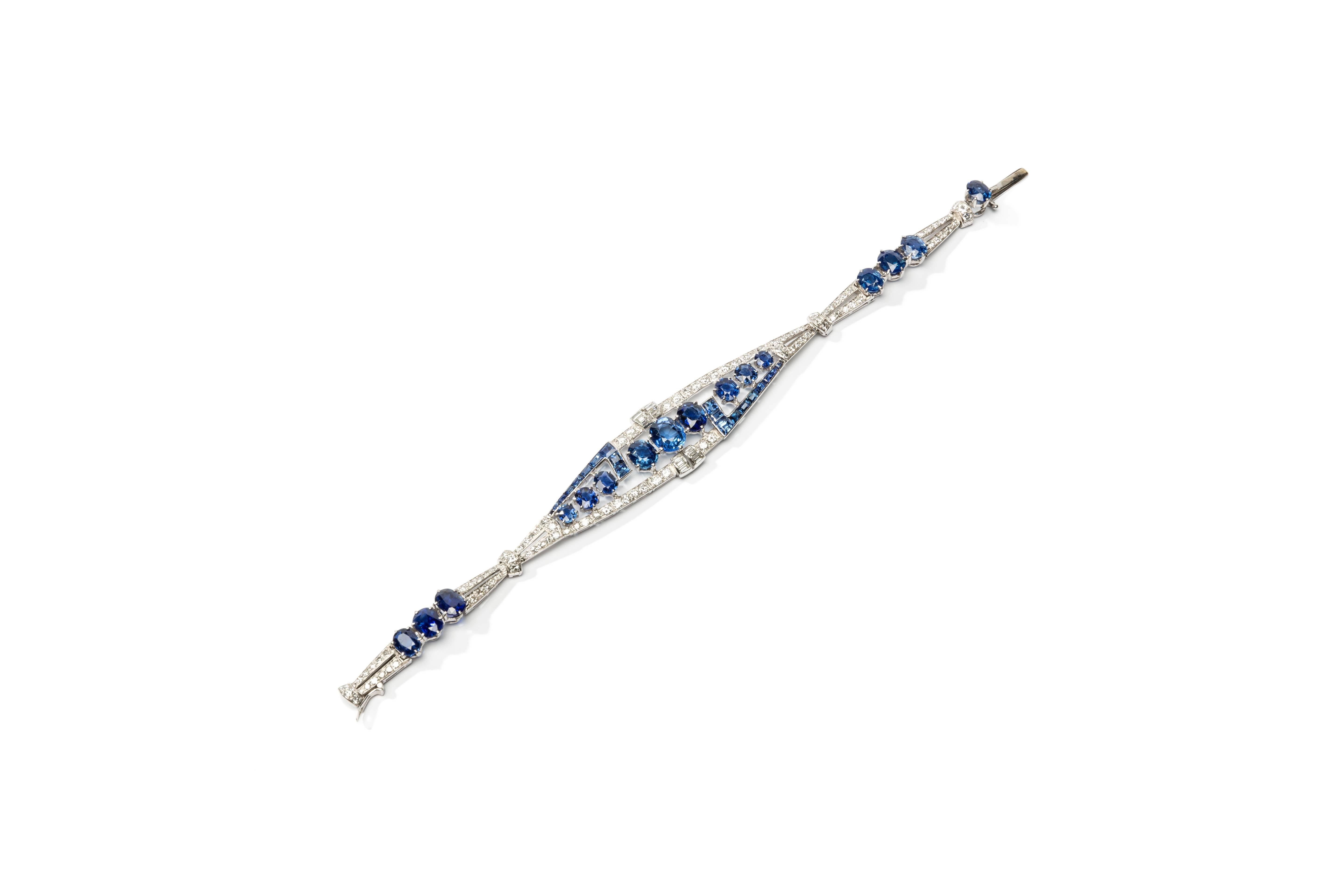 Art Deco, 1930. Decorated with a row of 16 oval-shaped sapphire and 20 sapphire in baguette- cut weighing approximately 13 ct. With 12 baguette-cut diamonds weighing ca. 1,4 ct. 104 old-mine-cut and brilliant-cut diamonds weighing ca. 2 ct., clarity