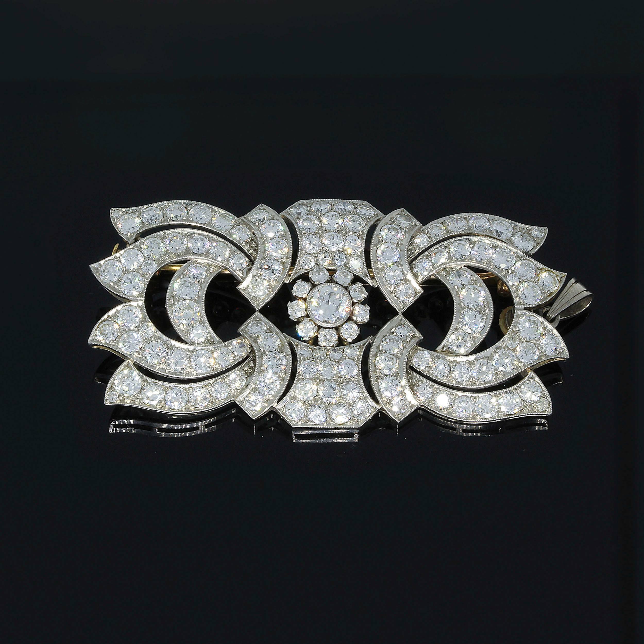 Art Deco brooch/pendant, Germany ca. 1920's with 128 brilliant-cut diamonds weighing approximately 10,5 carat, 
clarity: VVS-VS, color: G ( fine white ). Mounted in 18K white gold. Millegrain setting. Rhodanized. Total weight: 18,2 g. Length: 2.4 in