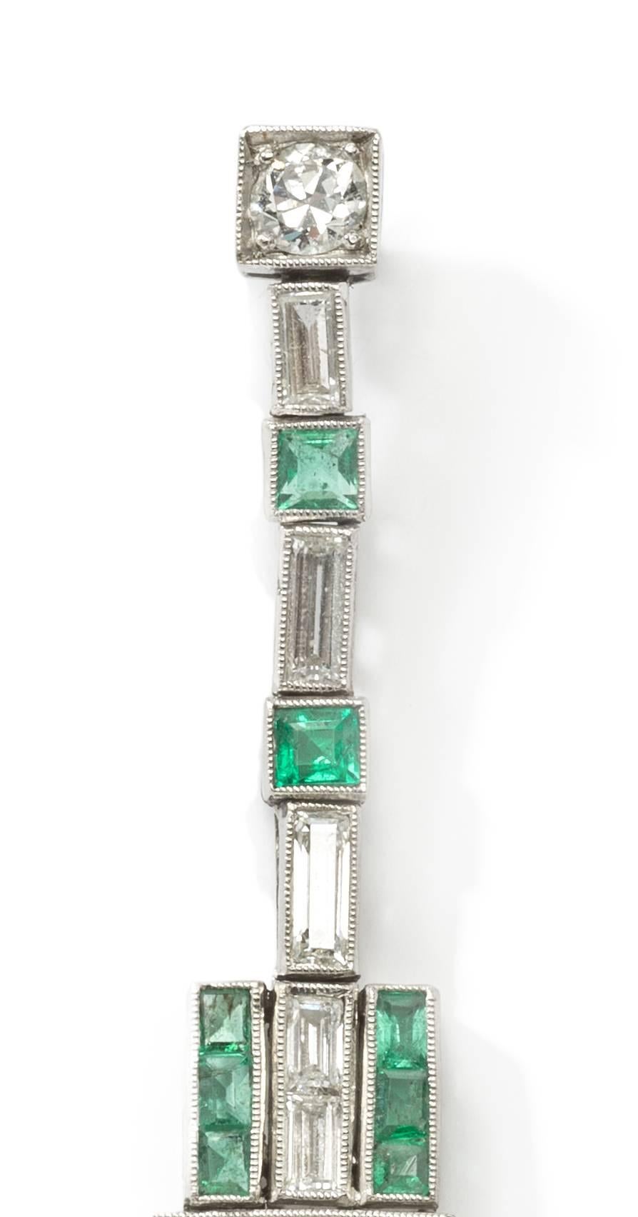 Art Deco Smaragd-Diamant-Platin-Ohr-Anhänger (Art déco) im Angebot