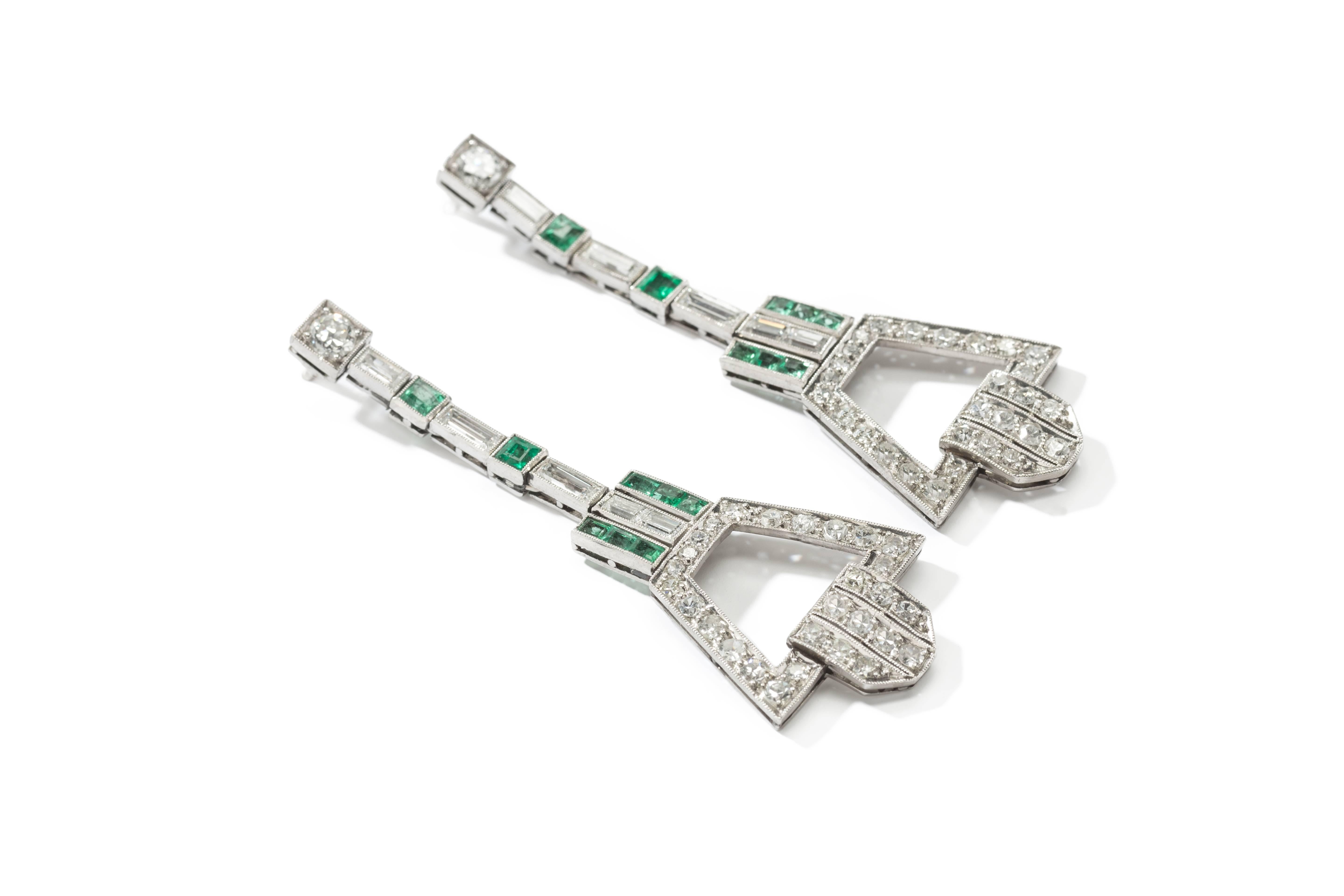 Set with 56 diamonds weighing circa 2,24 ct., 2 brilliant-cut diamonds ca. 0,55 ct. and 10 baguette-cut diamonds weighing ca. 1,4 ct. Accented by 16 emeralds weighing approximately 1,0 ct. Mounted in Platinum. Total weight: 14,47 grams. Length: 2.36