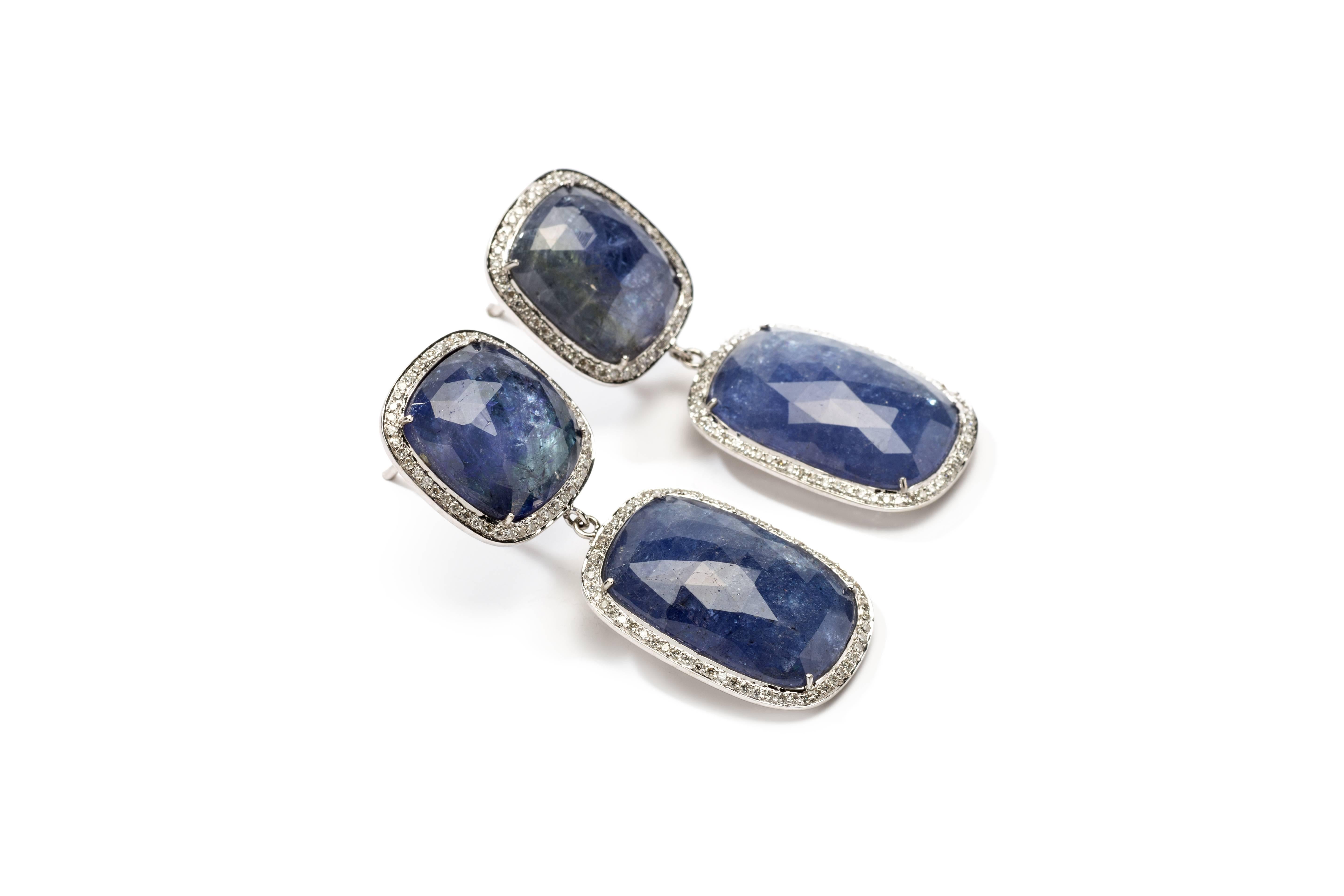 Europe, 2nd half of the 20th century. Pair of two-piece earrings, with 4 faceted tanzanite weighing circa 42,72 ct. and 226 brilliant-cut diamonds with a total weight of circa 0,88 ct. Mounted in 18K white gold. Marked with 750. 
Dimensions: 1.89 x