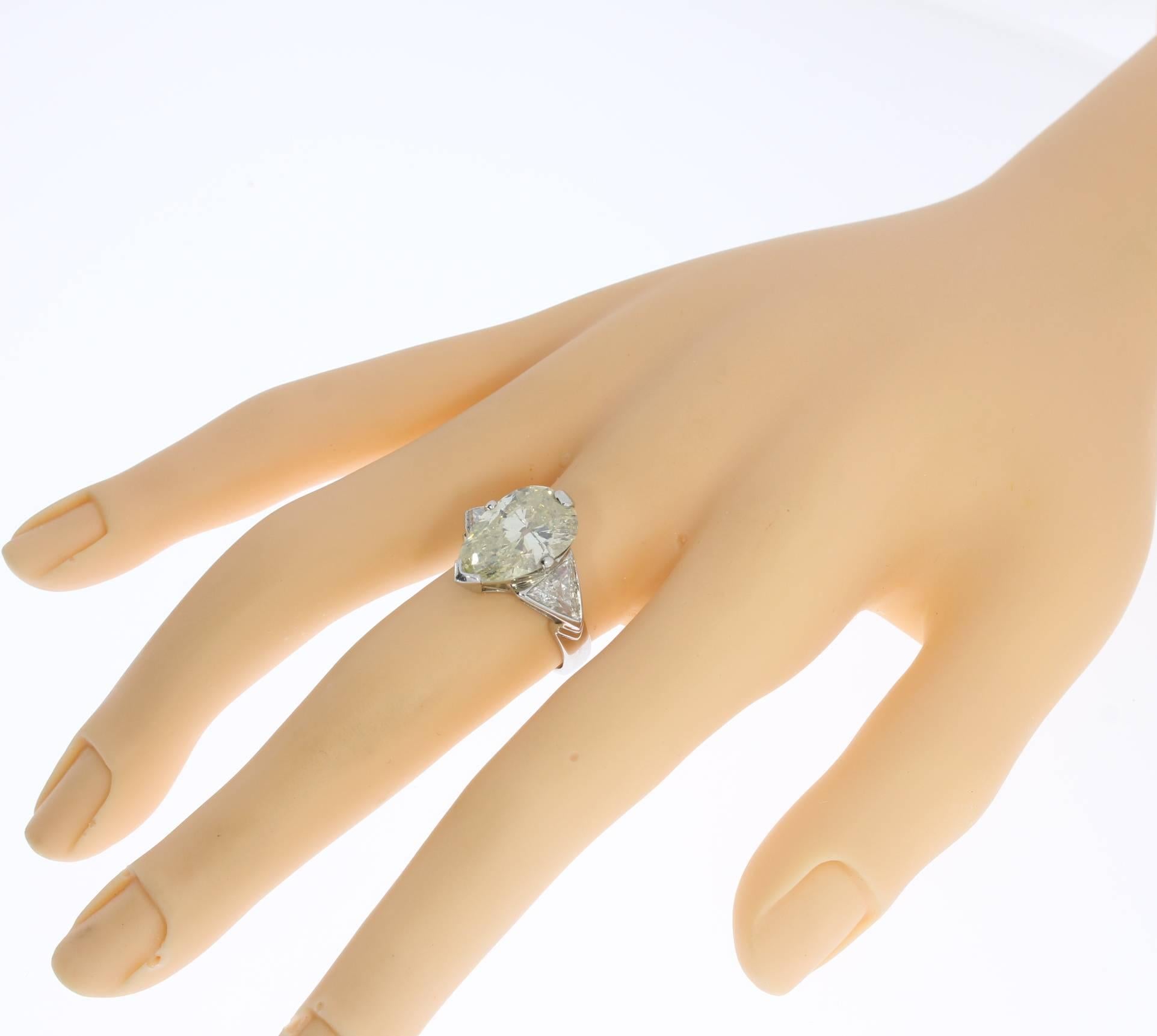 Art Deco Teardrop Diamond Platinum Engagement Ring In Excellent Condition For Sale In Berlin, DE