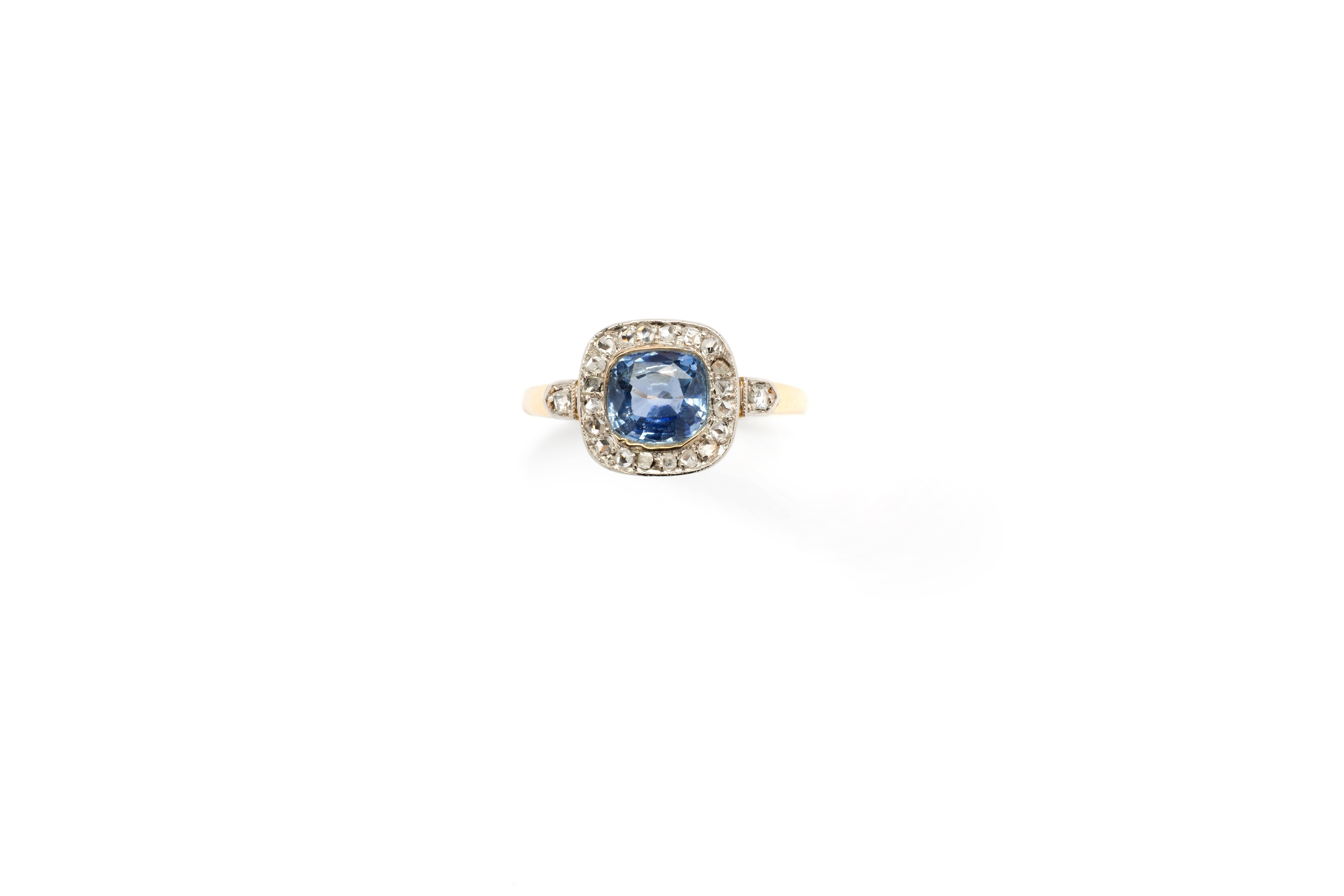 Set with Ceylon sapphire weighing ca. 1,56 ct., surrounded by 22 rose-cut diamonds weighing approximately 0,16 ct. Mounted in 14K yellow- and white gold. Marked with the purity: 585. Total weight: 3,3 g. Measurements: 0.47 x 0.47 in ( 1,2 x 1,2 cm