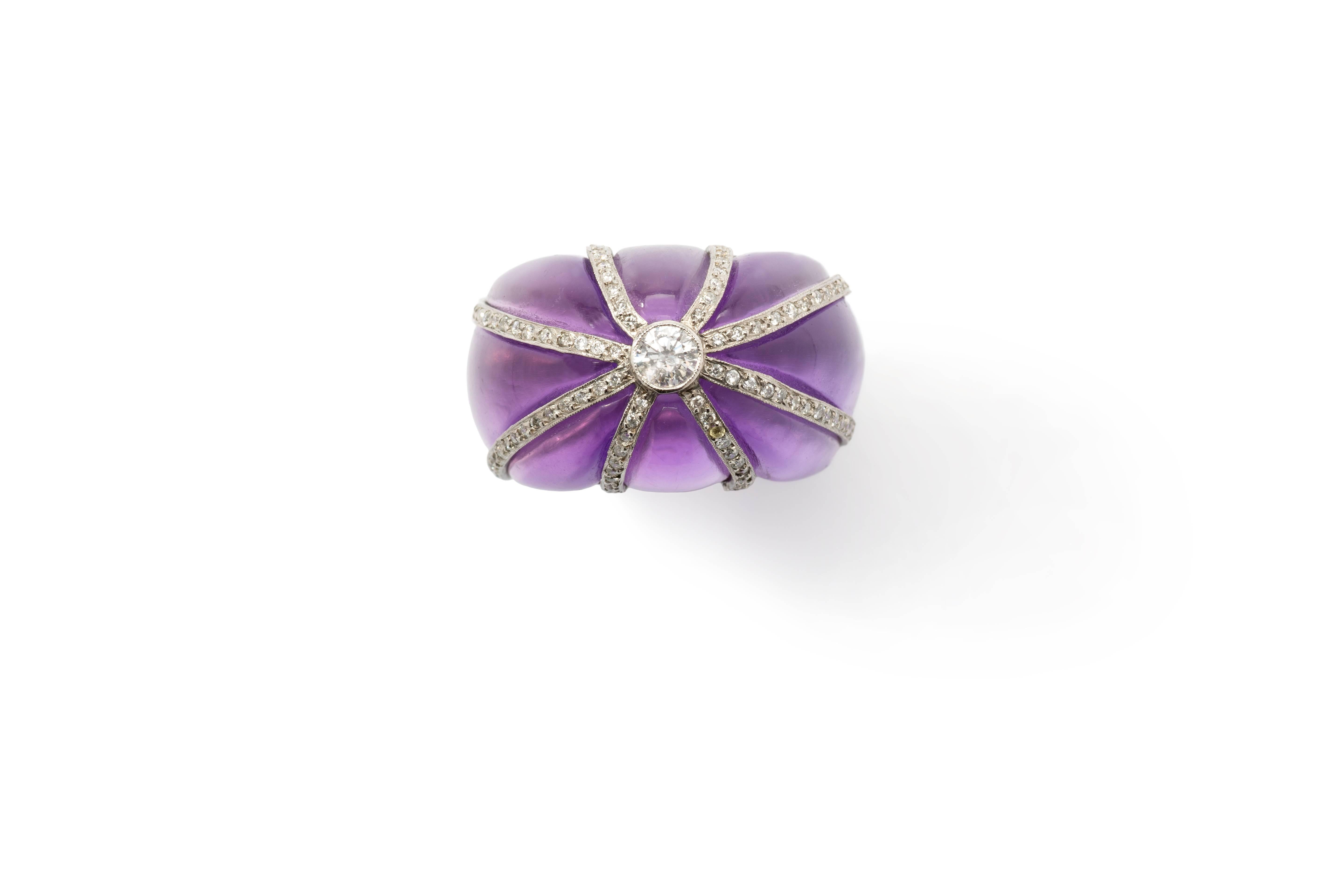 Ein sehr feiner Amethyst in Platin gefasst und mit einem zentralen Brillanten von 0,30 ct und 8 Brillantreihen mit 112 Steinen von ca. 0,60 ct geschmückt. Gesamtgewicht: 17,54 g. 
Abmessungen: Länge: 2,8 cm (1,1 Zoll), Breite: 1,7 cm (0,67 Zoll),