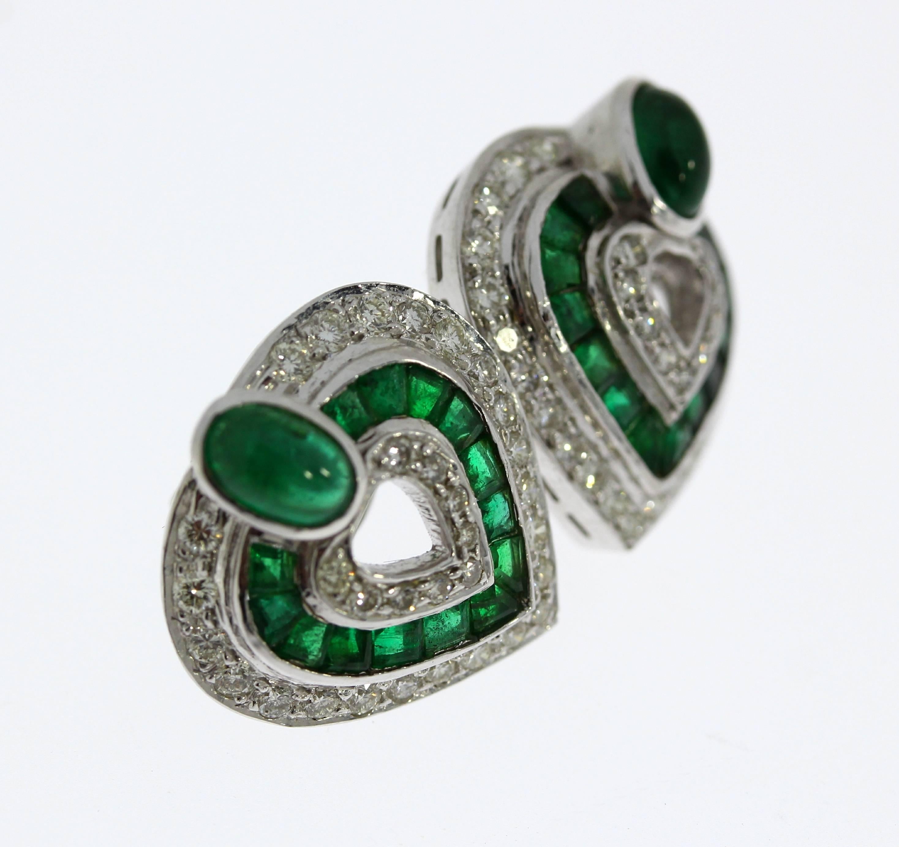 Modern heart-shaped earrings, Italy 2010. 2 oval emeralds in cabochon-cut and 28 emeralds weighing ca. 3,8 carats. 66 brilliant-cut diamonds weighing ca. 1,0 carat. Mounted in 18K white gold. Weight: 9,75 g.
Measurements: 0.94 x 0.63 in ( 2,4 x 1,6