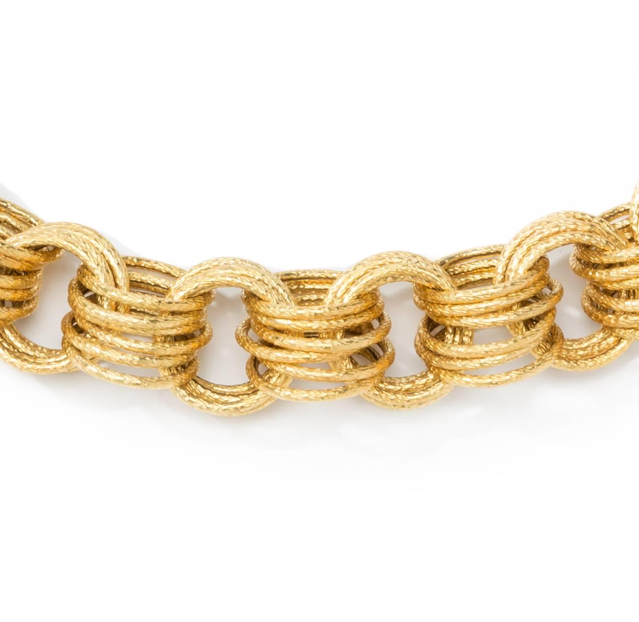 This gold loops necklace was made of 18 karat yellow gold. 46 gold loops. The Clasp is marked with the purity mark 750 and 47. total weight: 50,77 g.
Length: 20.28 in ( 51,5 cm )
