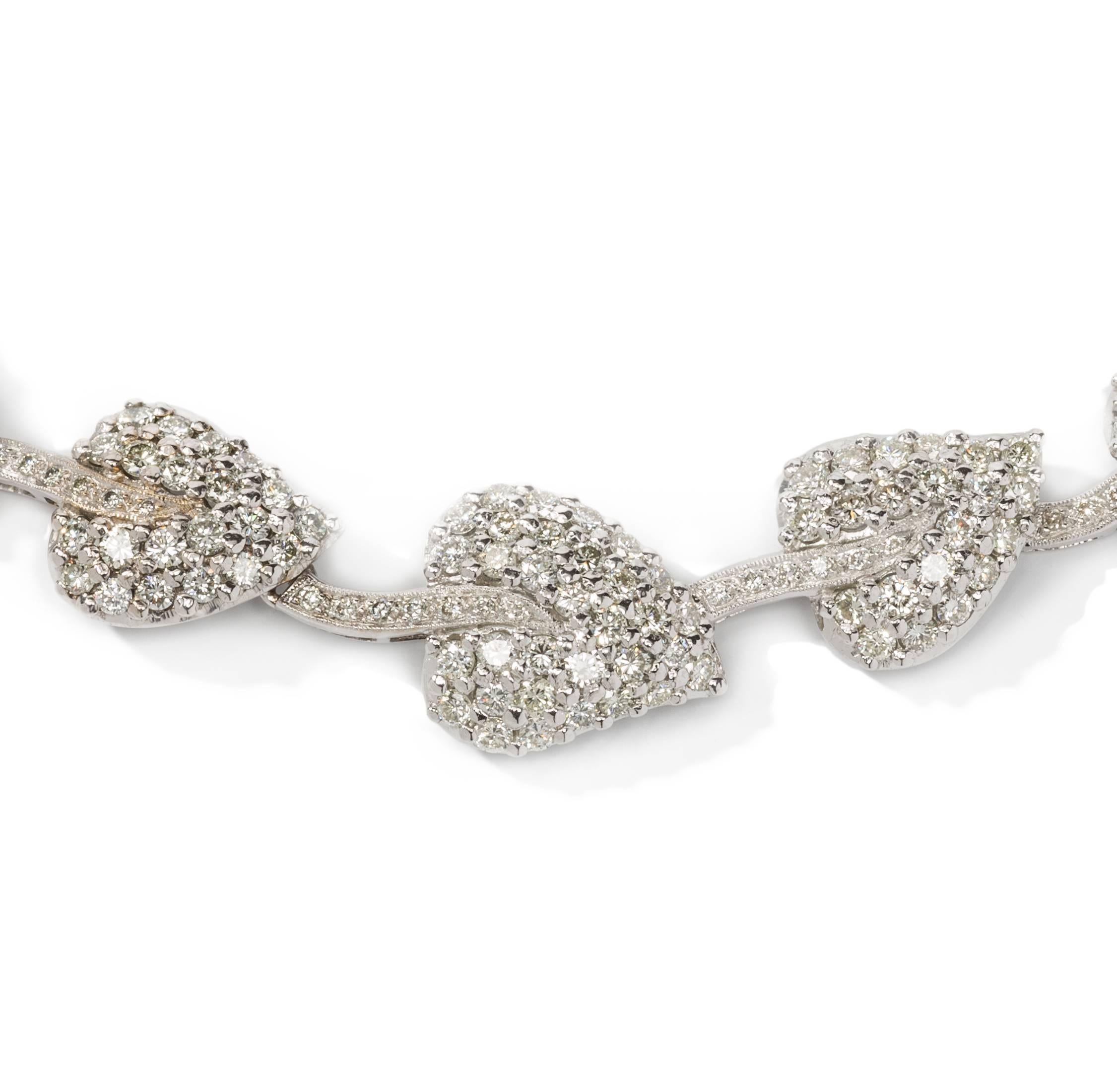 Taille brillant Collier floral en or blanc 18 carats avec diamants en vente