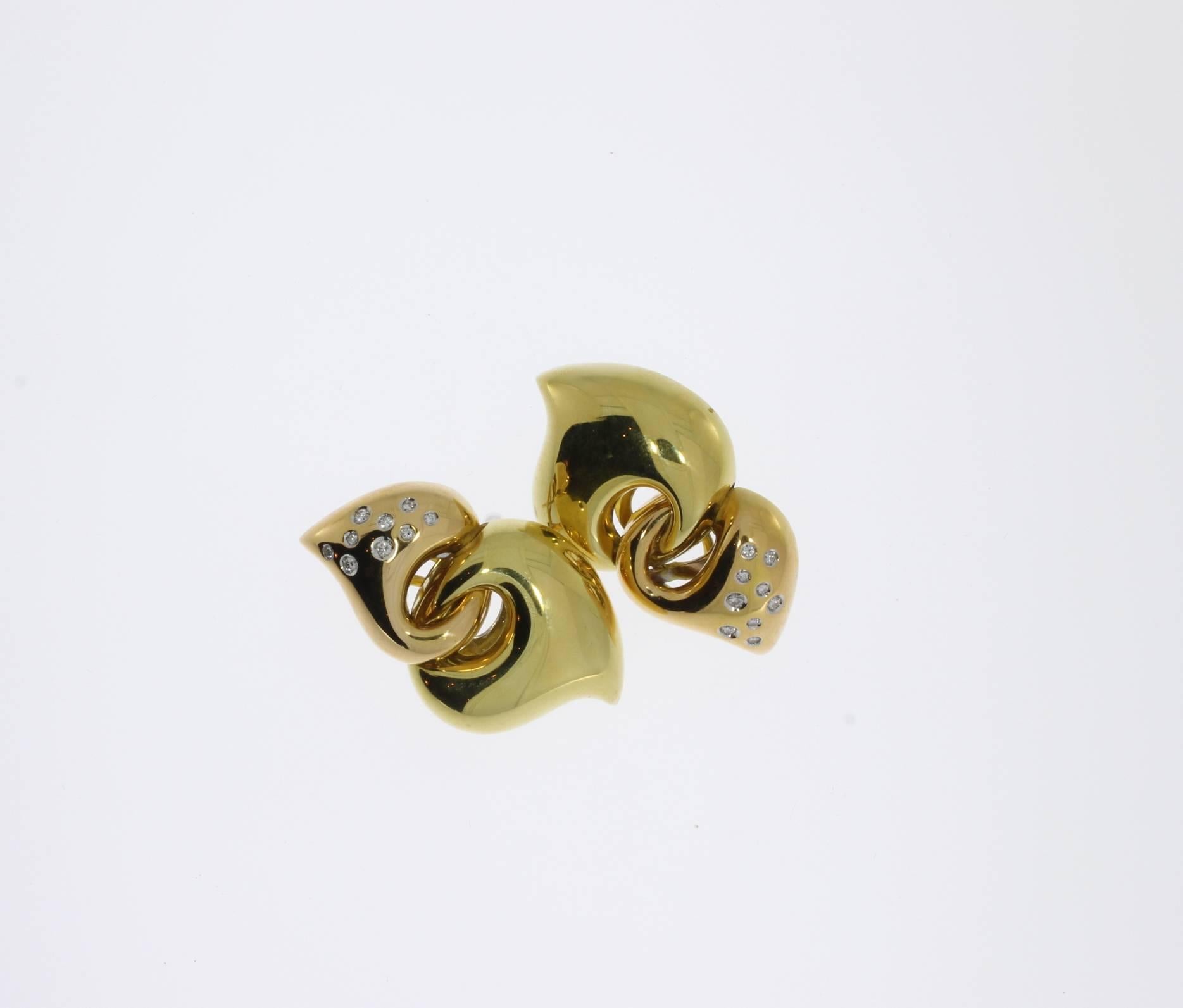 Modern Diamond Gold Entwined Hearts Earrings In Excellent Condition For Sale In Berlin, DE