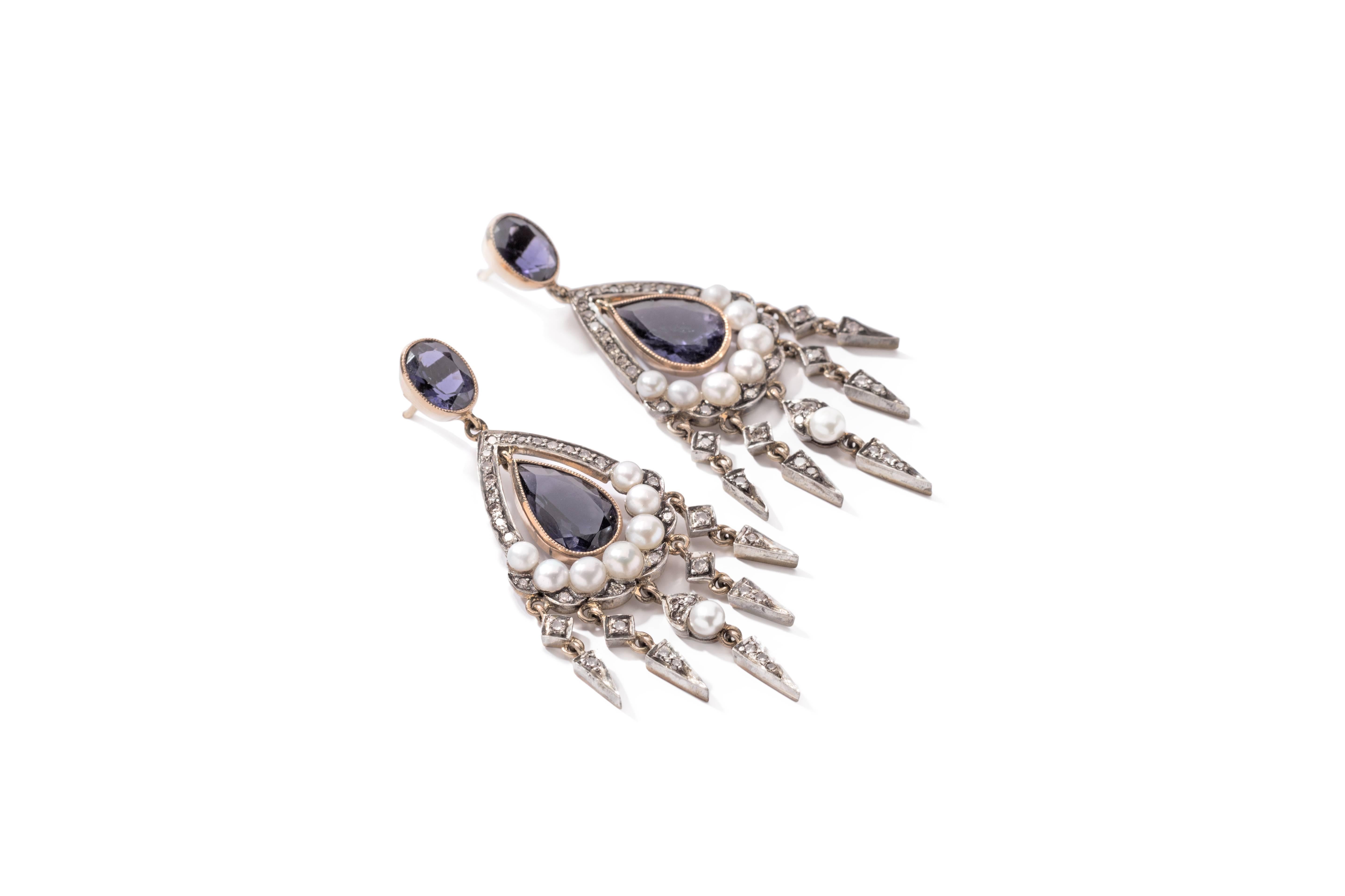 Set with 2 teardrops shape sapphire and 2 oval shape sapphire weighing approximately 6,19cts. 74 brilliant-cut diamonds weighing 0,79cts. and 16 pearls accented. Mounted in 18 carat yellow gold and silver. Weight: 13,46 g.
Length: 2.17 in ( 5,5 cm