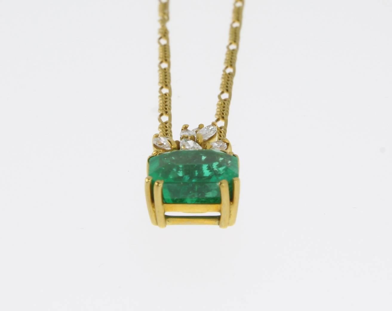Europe, 1960's. Set with large Colombian emerald weighing circa 5,2 ct. Decorated by 9 navette-cut diamonds weighing ca. 1,2 ct. Mounted in 18 carat yellow gold. Hallmarked on the back with the purity 750.  
Total weight: 8,37 grams. Dimensions: