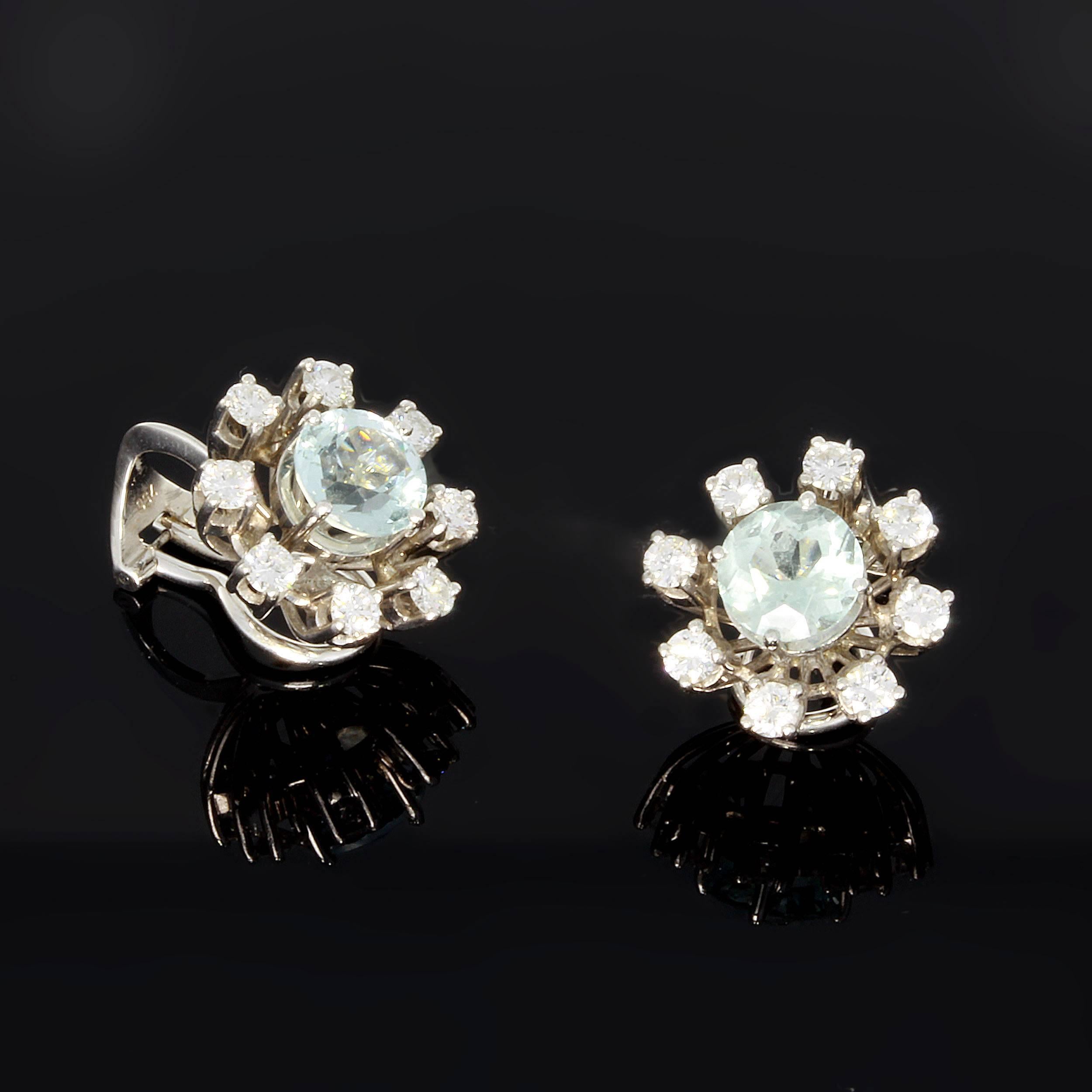 Flower shape set with 2 circular aquamarine, surrounded by 16 brilliant-cut diamonds weighing approximately 1,25 cts. Mounted in 18 carat white gold.
Total weight: 7,74 g. Diameter: 0.67 in ( 1,7 cm ), depth: ca. 0.39 in ( ca. 1 cm )