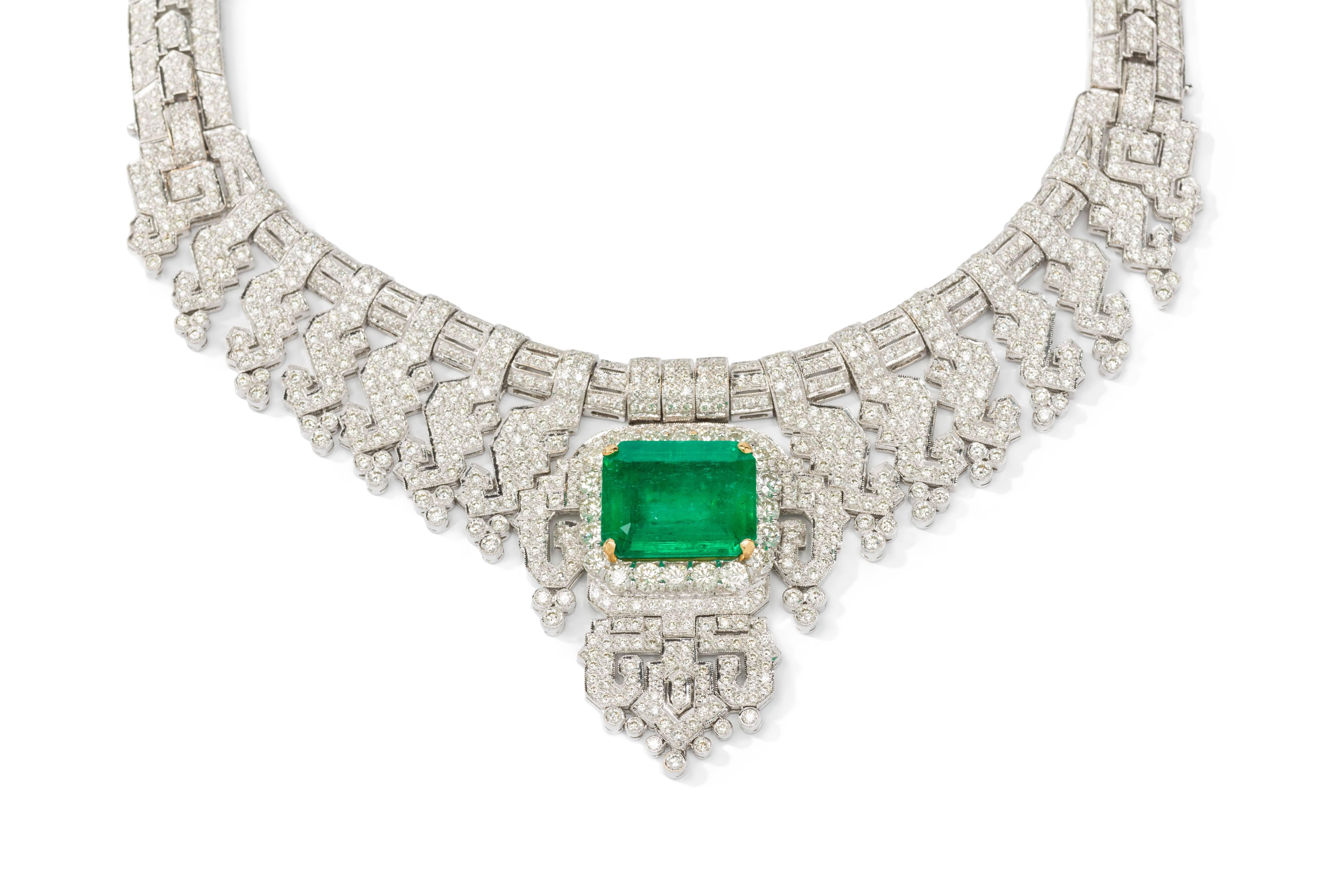 Attributed to Cartier. Featuring one Colombian emerald in emerald-cut weighing 24,40 ct. Enhanced by 1274 brilliant-cut diamonds weighing 28,80 ct. Mounted in 18K white- and yellow gold. Total weight: 178,73 g. Length: ca. 18.11 in ( 46 cm )