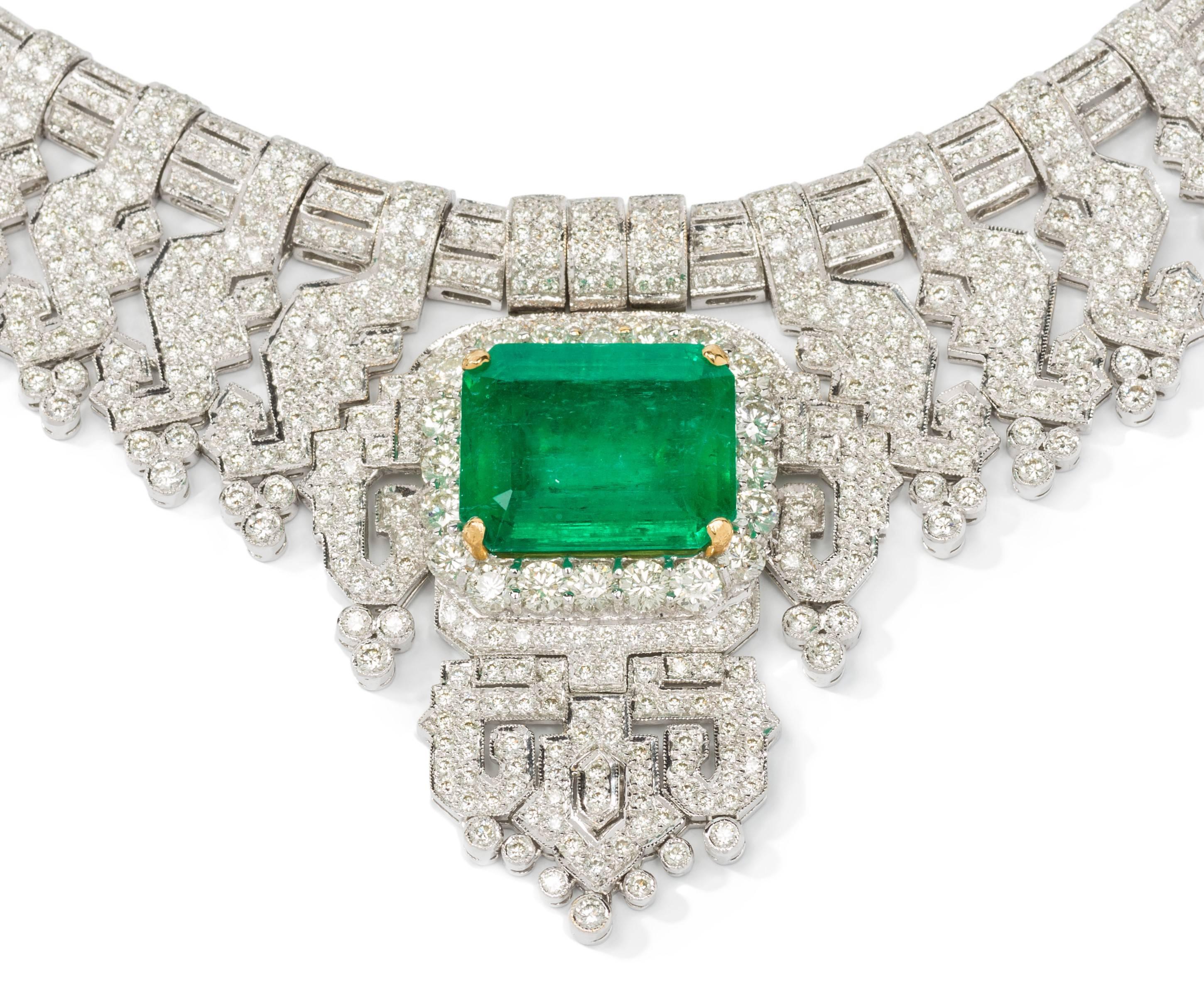 24.40 Carat Emerald Diamonds 18 Carat Gold Necklace In Excellent Condition In Berlin, DE