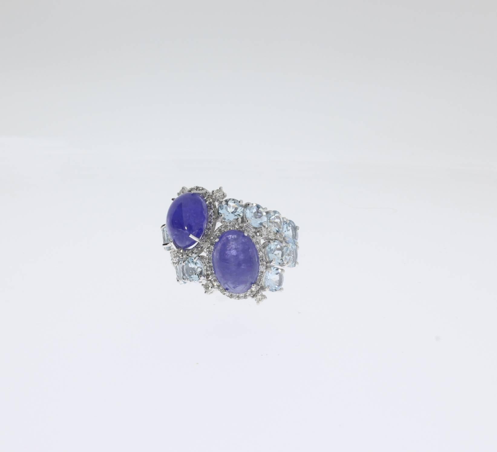 Italian fancifully design with two cabochon-cut sapphire weighing more than 8 carats. Flanked by 14 aquamarine weighing ca. 5,20ct. and 62 brilliant-cut diamonds weighing approximately 0,64ct. Mounted in 18K white gold. Total weight: 14,02 g.