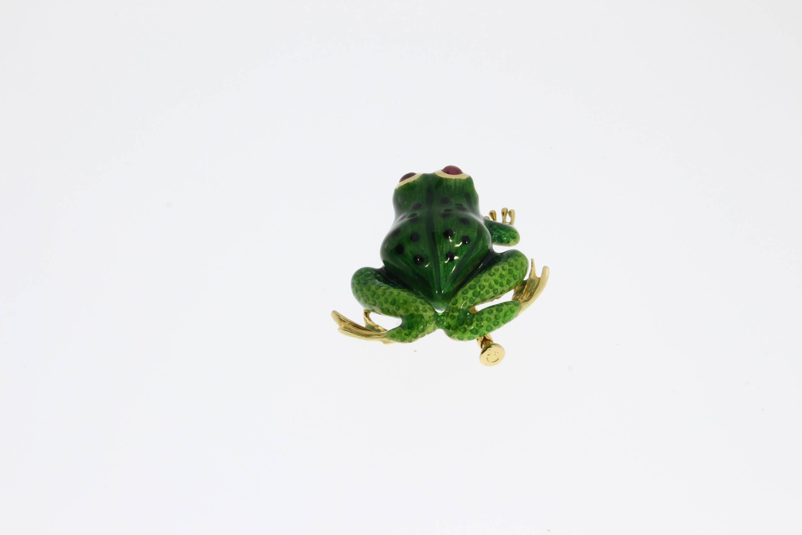 Taille ronde Broche grenouille en or, émail, rubis et émail en vente